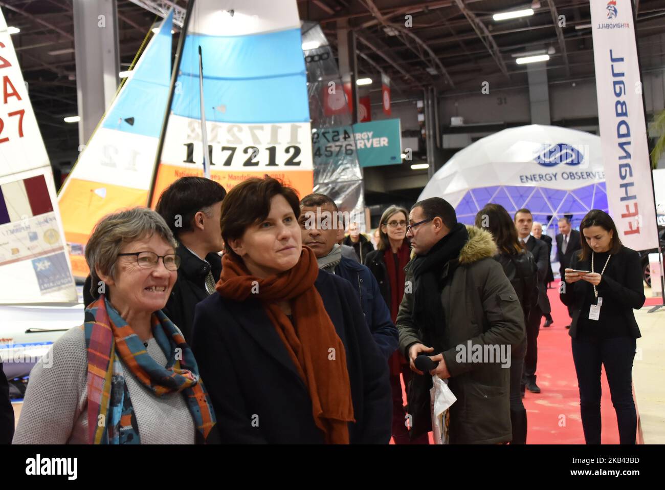 Roxana Maracineanu, ministre française des Sports, visite le salon nautique de Paris où vous trouverez toutes sortes de voile et de bateaux à moteur, sports nautiques, équipements nautiques, nouvelles technologies, services de location de bateaux, L'inrachat, les banques, le tourisme et le violon à la porte de Versailles. Roxana Maracineanu parle avec les professionnels du salon nautique international du Paris (photo de Daniel Pier/NurPhoto) Banque D'Images