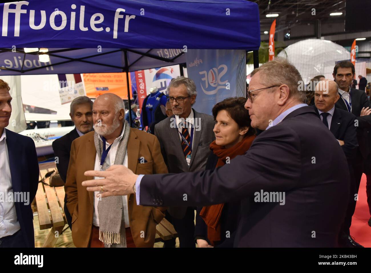 Roxana Maracineanu, ministre française des Sports, visite le salon nautique de Paris où vous trouverez toutes sortes de voile et de bateaux à moteur, sports nautiques, équipements nautiques, nouvelles technologies, services de location de bateaux, L'inrachat, les banques, le tourisme et le violon à la porte de Versailles. Roxana Maracineanu parle avec Nicolas Henard (Président FFV) (photo de Daniel Pier/NurPhoto) Banque D'Images