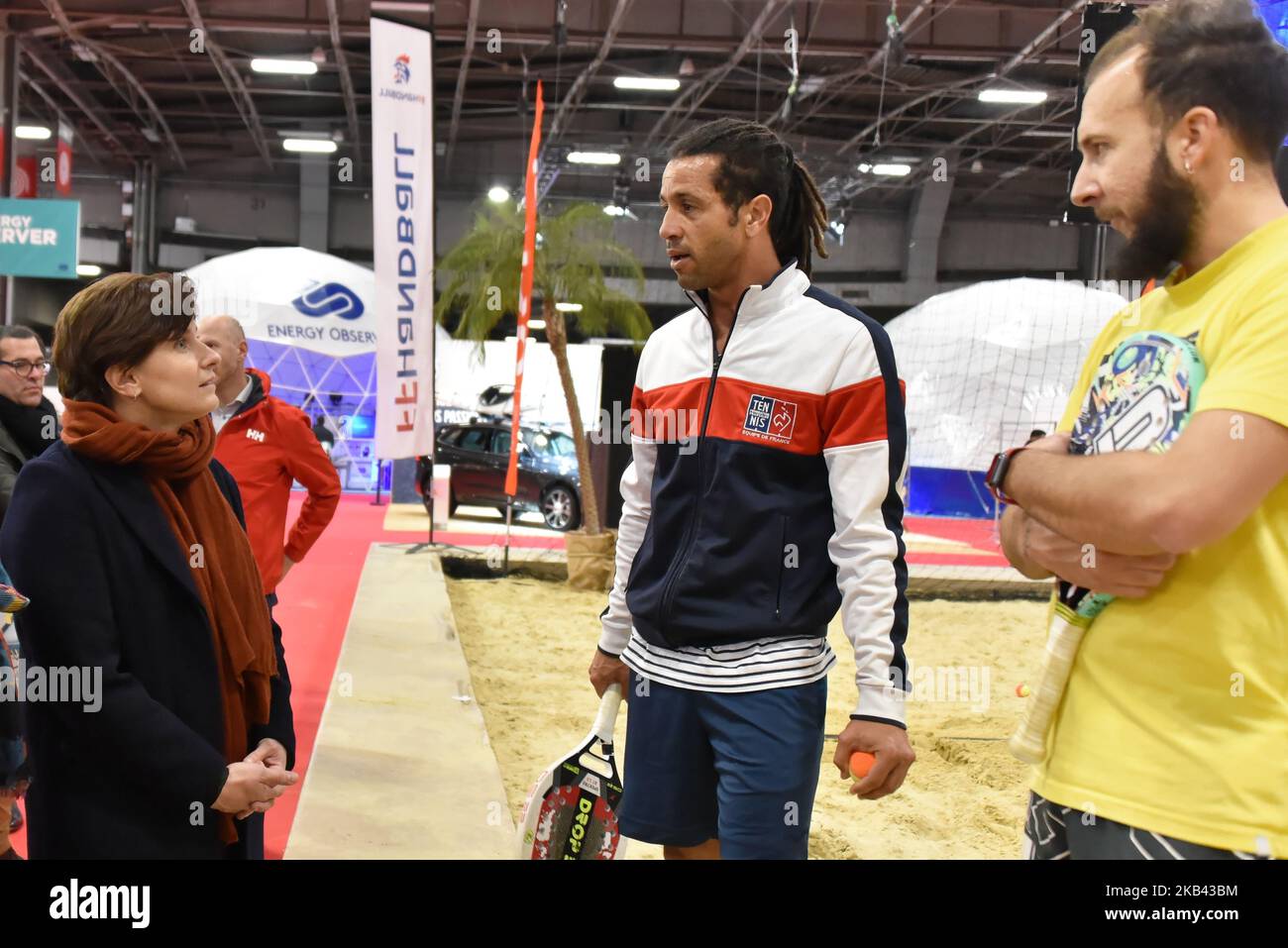 Roxana Maracineanu, ministre française des Sports, visite le salon nautique de Paris où vous trouverez toutes sortes de voile et de bateaux à moteur, sports nautiques, équipements nautiques, nouvelles technologies, services de location de bateaux, L'inrachat, les banques, le tourisme et le violon à la porte de Versailles. Roxana Maracineanu parle avec les joueurs de tennis de plage (photo de Daniel Pier/NurPhoto) Banque D'Images