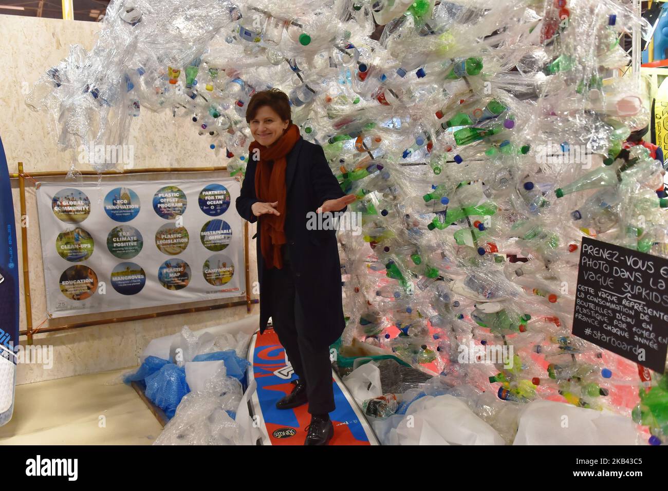 Roxana Maracineanu, ministre française des Sports, visite le salon nautique de Paris où vous trouverez toutes sortes de voile et de bateaux à moteur, sports nautiques, équipements nautiques, nouvelles technologies, services de location de bateaux, L'inrachat, les banques, le tourisme et le violon à la porte de Versailles. Roxana Maracineanu prend en charge le programme Plastic Offset (photo de Daniel Pier/NurPhoto) Banque D'Images