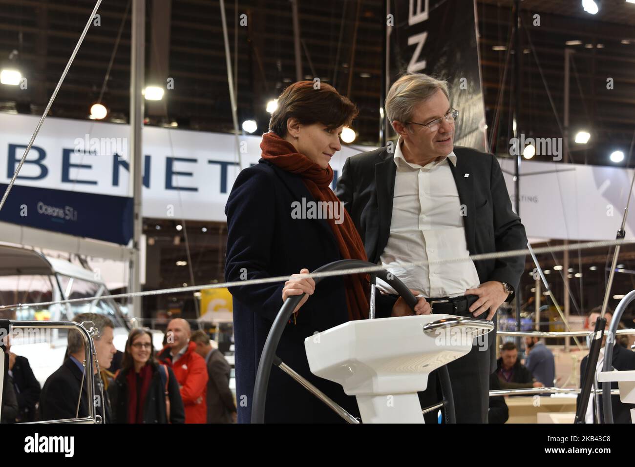Roxana Maracineanu, ministre française des Sports, visite le salon nautique de Paris où vous trouverez toutes sortes de voile et de bateaux à moteur, sports nautiques, équipements nautiques, nouvelles technologies, services de location de bateaux, L'inrachat, les banques, le tourisme et le violon à la porte de Versailles. Roxana Maracineanu parle avec Herve Gastinel (CEO Beneteau Group) (photo de Daniel Pier/NurPhoto) Banque D'Images