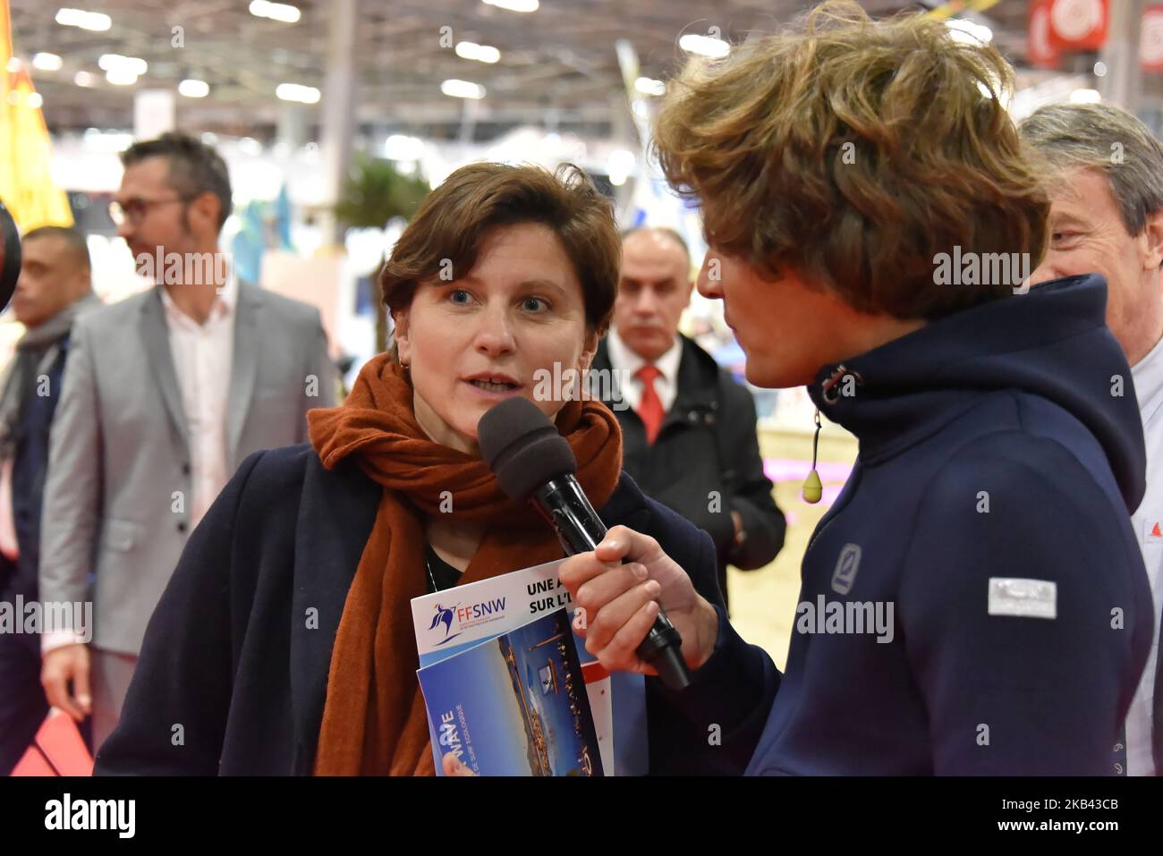 Roxana Maracineanu, ministre française des Sports, visite le salon nautique de Paris où vous trouverez toutes sortes de voile et de bateaux à moteur, sports nautiques, équipements nautiques, nouvelles technologies, services de location de bateaux, L'inrachat, les banques, le tourisme et le violon à la porte de Versailles. Roxana Maracineanu parle avec les professionnels du salon nautique international du Paris (photo de Daniel Pier/NurPhoto) Banque D'Images