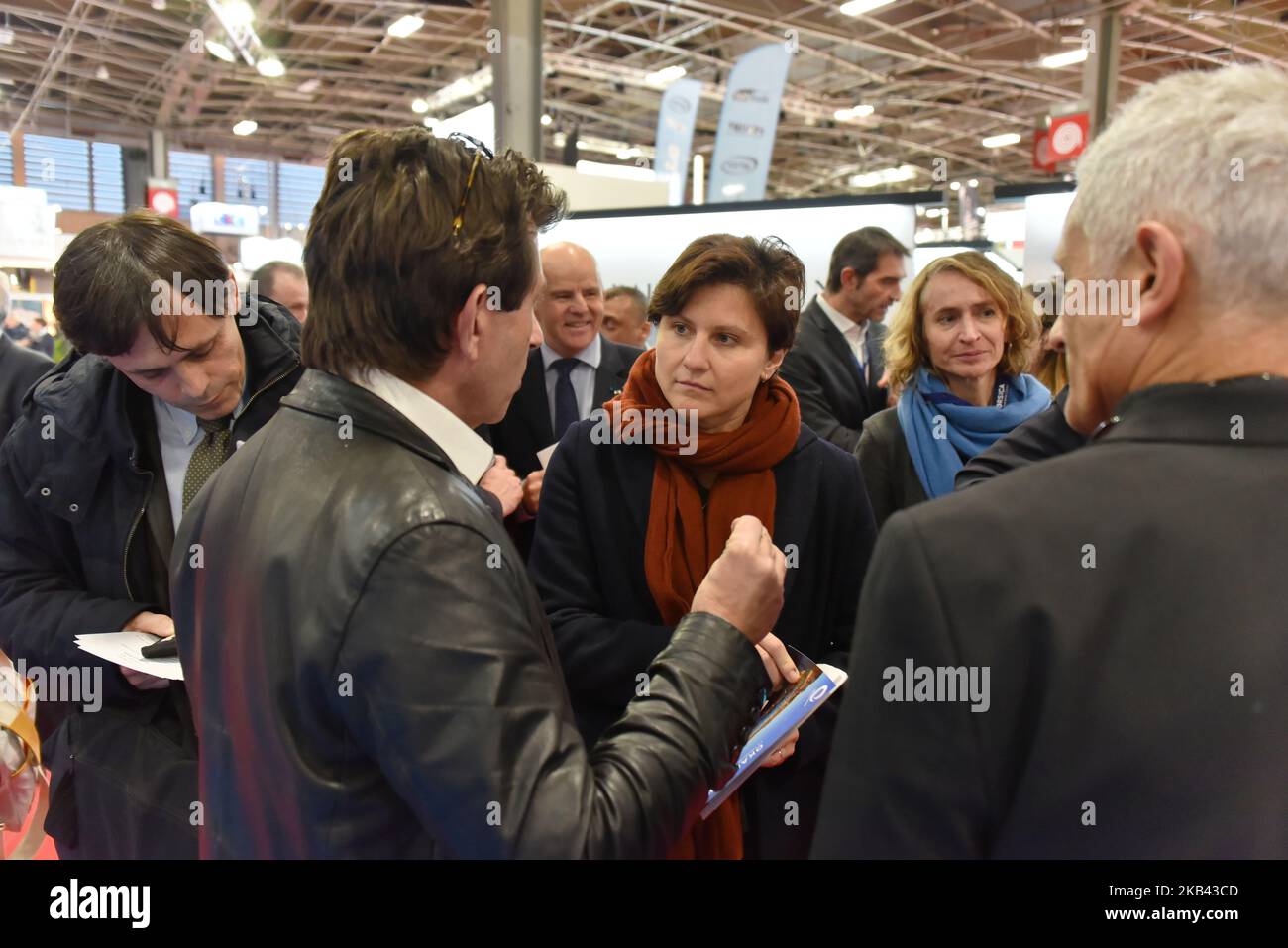 Roxana Maracineanu, ministre française des Sports, visite le salon nautique de Paris où vous trouverez toutes sortes de voile et de bateaux à moteur, sports nautiques, équipements nautiques, nouvelles technologies, services de location de bateaux, L'inrachat, les banques, le tourisme et le violon à la porte de Versailles. Roxana Maracineanu parle avec les professionnels du salon nautique international du Paris (photo de Daniel Pier/NurPhoto) Banque D'Images