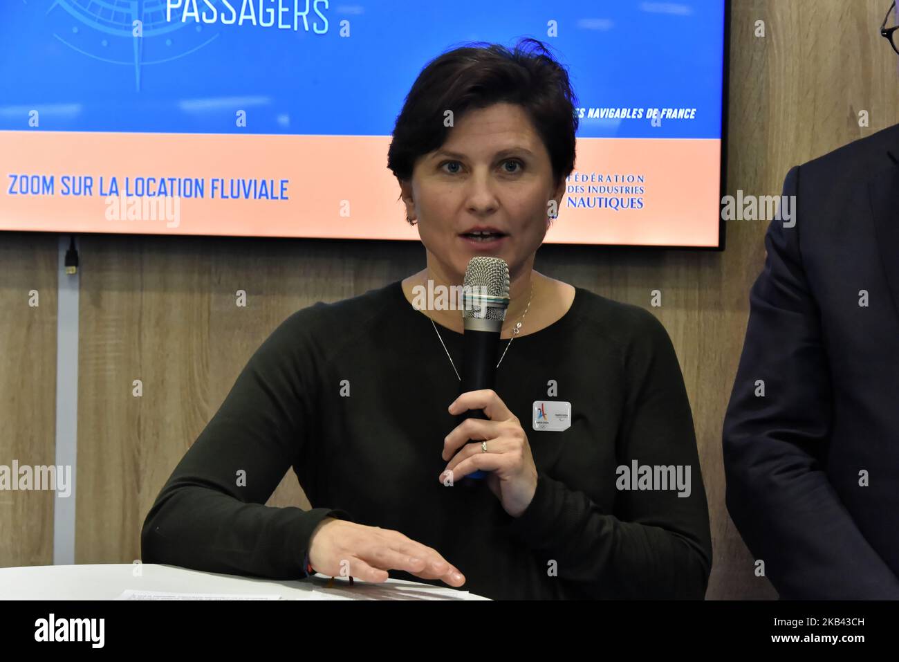 Roxana Maracineanu, ministre française des Sports, visite le salon nautique de Paris où vous trouverez toutes sortes de voile et de bateaux à moteur, sports nautiques, équipements nautiques, nouvelles technologies, services de location de bateaux, L'inrachat, les banques, le tourisme et le violon à la porte de Versailles. Discours de Roxana Maracineanu Ministre français des Sports (photo de Daniel Pier/NurPhoto) Banque D'Images