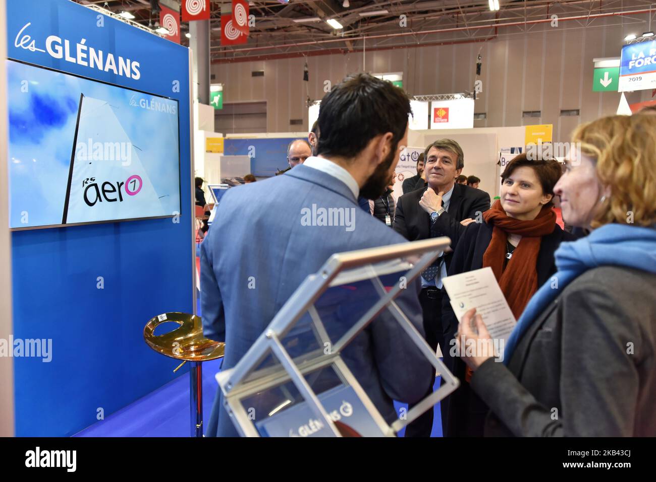 Roxana Maracineanu, ministre française des Sports, visite le salon nautique de Paris où vous trouverez toutes sortes de voile et de bateaux à moteur, sports nautiques, équipements nautiques, nouvelles technologies, services de location de bateaux, L'inrachat, les banques, le tourisme et le violon à la porte de Versailles. Roxana Maracineanu visite le stand de l'école de voile les Glenans (photo de Daniel Pier/NurPhoto) Banque D'Images