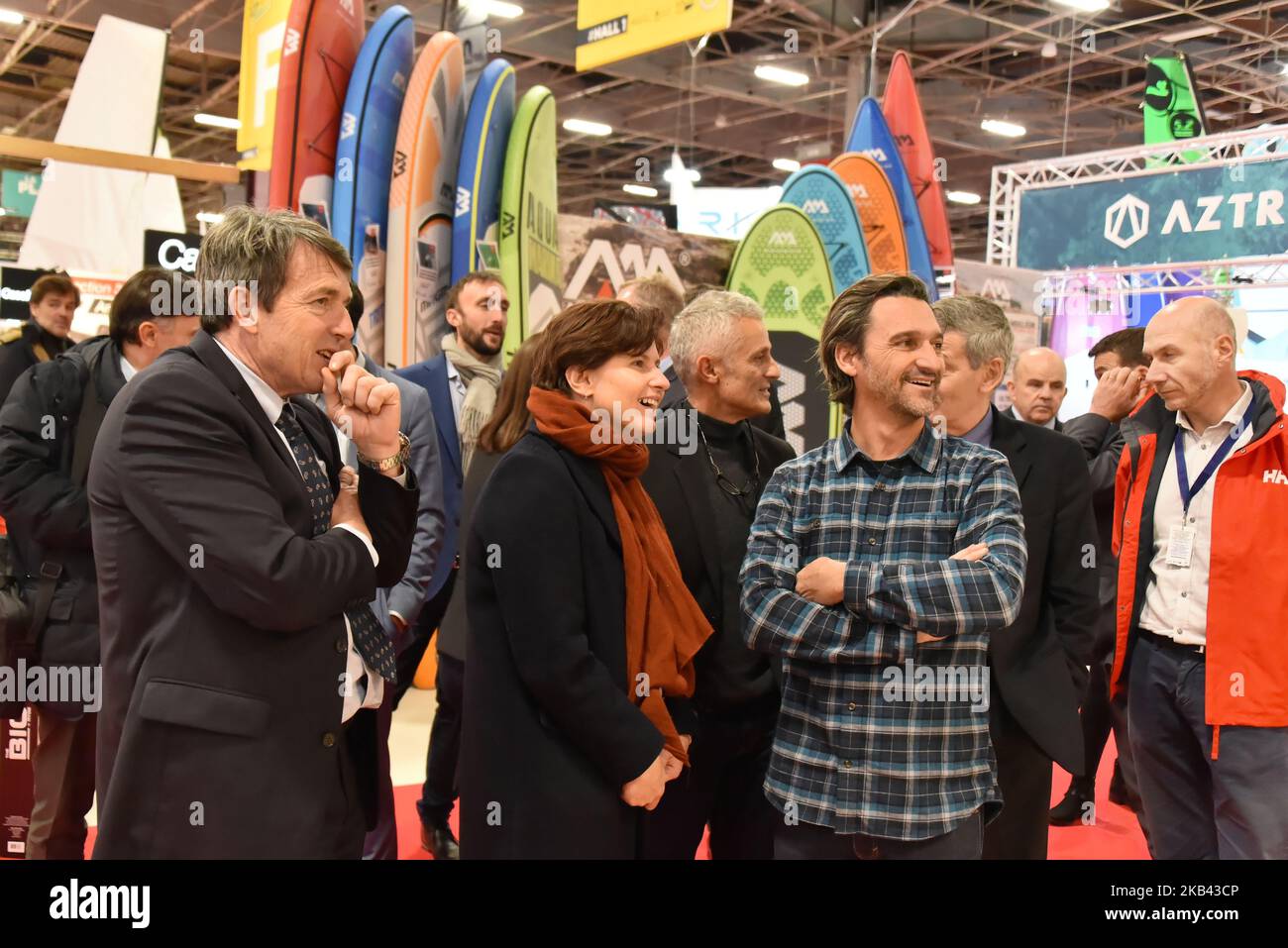 Roxana Maracineanu, ministre française des Sports, visite le salon nautique de Paris où vous trouverez toutes sortes de voile et de bateaux à moteur, sports nautiques, équipements nautiques, nouvelles technologies, services de location de bateaux, L'inrachat, les banques, le tourisme et le violon à la porte de Versailles. Roxana Maracineanu parle avec les professionnels du salon nautique international du Paris (photo de Daniel Pier/NurPhoto) Banque D'Images