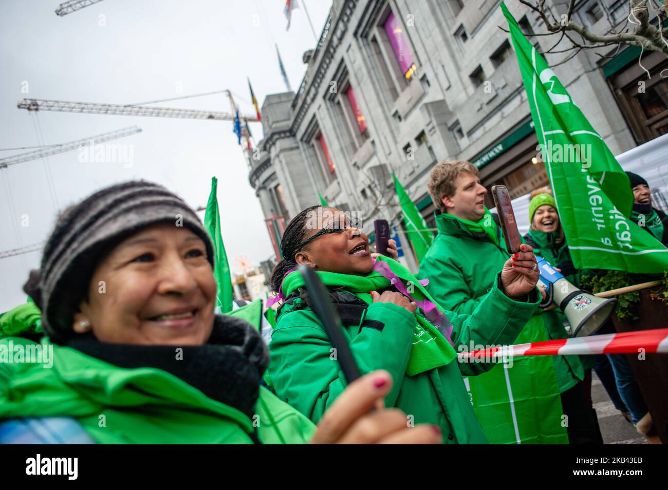 Sur 14 décembre 2018 à Bruxelles, Belgique. Les principaux syndicats de la FGTB, de la CGSLB et du SCC ont également appelé à la tenue de mouvements de protestation à l'échelle nationale sur 14 décembre pour dénoncer les politiques économiques du gouvernement. Un rassemblement sur le front syndical conjoint a eu lieu vendredi à 11 heures, à l'extérieur du siège DE LA FEB (Fédération des entreprises de Belgique) dans la capitale belge. Des milliers de travailleurs se sont rassemblés pour exiger des carrières équitables et des pensions décentes. A l'extérieur de LA FEB (Fédération des Entreprises de Belgique), les manifestants ont jeté de la peinture rouge et des œufs dans le bâtiment. Avec plus de 1,2 millions de membres, le gène Banque D'Images