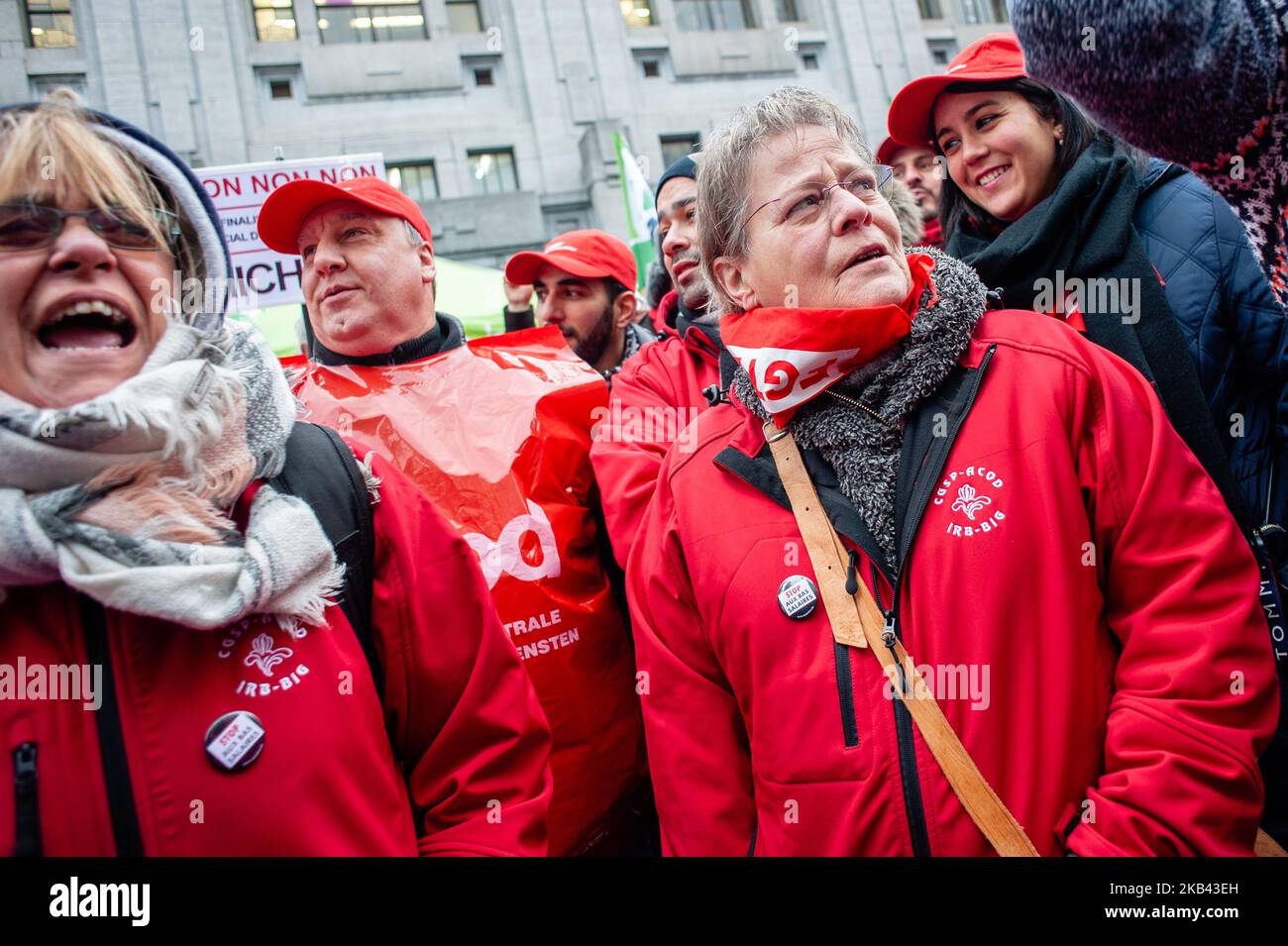 Sur 14 décembre 2018 à Bruxelles, Belgique. Les principaux syndicats de la FGTB, de la CGSLB et du SCC ont également appelé à la tenue de mouvements de protestation à l'échelle nationale sur 14 décembre pour dénoncer les politiques économiques du gouvernement. Un rassemblement sur le front syndical conjoint a eu lieu vendredi à 11 heures, à l'extérieur du siège DE LA FEB (Fédération des entreprises de Belgique) dans la capitale belge. Des milliers de travailleurs se sont rassemblés pour exiger des carrières équitables et des pensions décentes. A l'extérieur de LA FEB (Fédération des Entreprises de Belgique), les manifestants ont jeté de la peinture rouge et des œufs dans le bâtiment. Avec plus de 1,2 millions de membres, le gène Banque D'Images