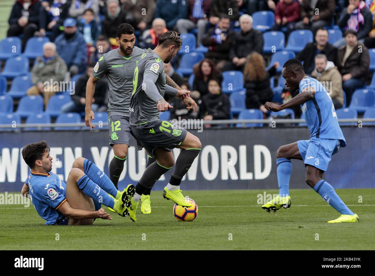 Leandro Cabrera de Getafe CF et Theo Hernandez de Real Sociedad lors du match de la Liga entre Getafe CF et Real Sociedad au Colisée Alfonso Perez de Getafe, Espagne. 15 décembre 2018. (Photo de A. Ware/NurPhoto) Banque D'Images