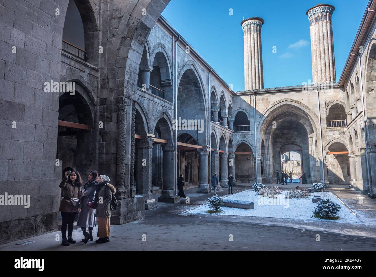 Le 9 décembre 2018, les touristes prennent des photos de l'architecture Seljuk tardive de la Cifte Minareli Medrese, également connue sous le nom de Twin Minaret Madrasa, dans le centre-ville historique d'Erzurum, une destination de sports d'hiver dans l'Anatolie orientale de la Turquie. (Photo de Diego Cupolo/NurPhoto) Banque D'Images