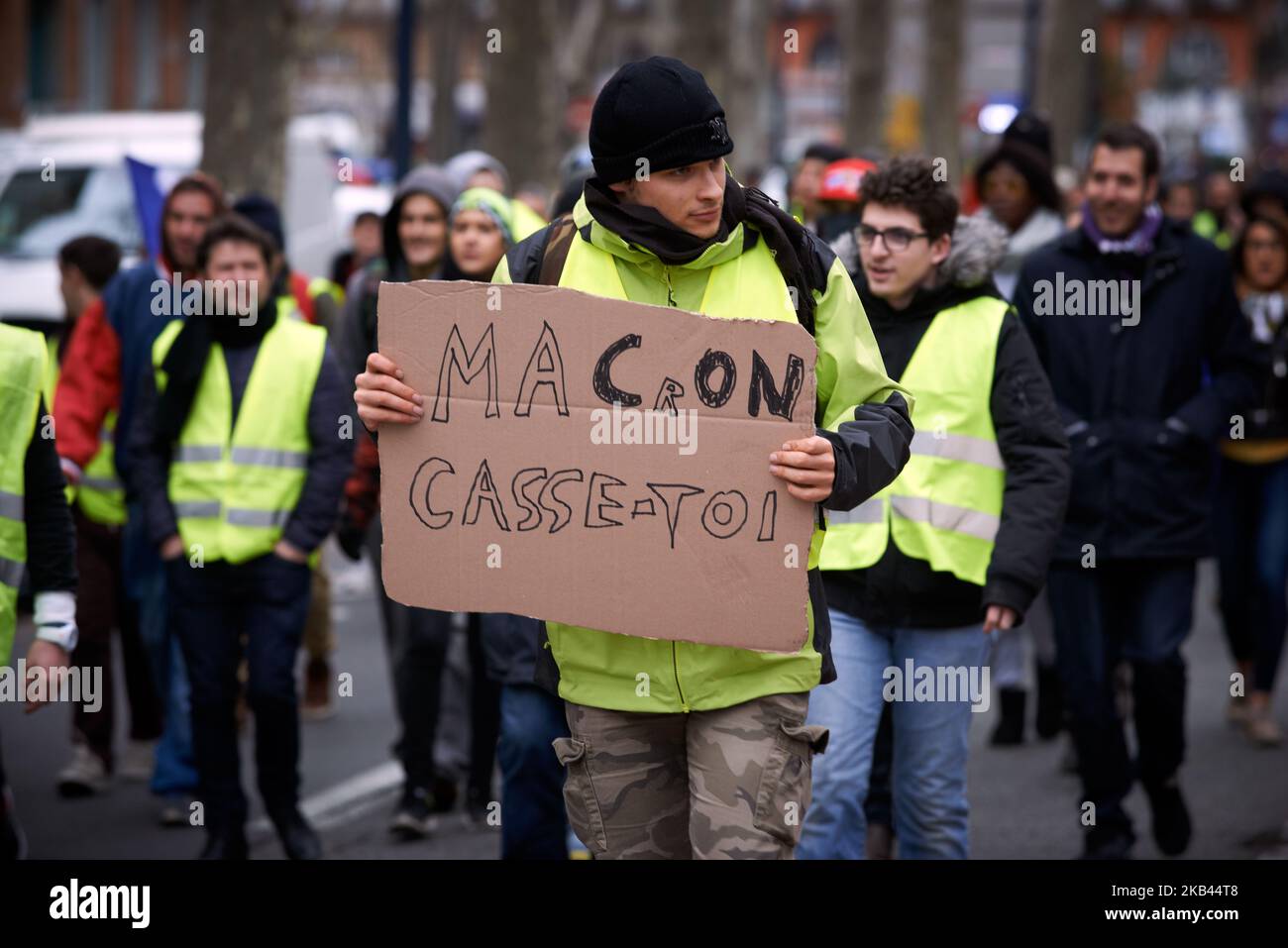 L'étiquette indique « Macron Get Out! ». Après le début de la manifestation pacifique de milliers de 'Jackets jaunes' en 5th (Acte V), la manifestation s'est transformée en escarmouches. La police anti-émeute et la gendarmerie Mobile ont lancé des vols de canisters à gaz lacrymogènes et tiré des balles de balle dans la foule. La police a également utilisé un canon à eau. Le mouvement des vestes jaunes a commencé sur 17 novembre par une protestation contre la hausse des taxes sur les produits pétroliers. Ils ont dit que la hausse des taxes sur les produits pétroliers était le détonateur de leur colère contre le président français Macron et son gouvernement et leur demande de démission Banque D'Images