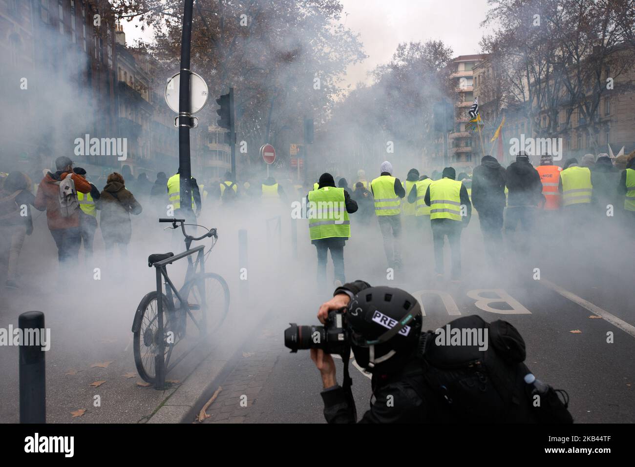 Après le début de la manifestation pacifique de milliers de 'Jackets jaunes' en 5th (Acte V), la manifestation s'est transformée en escarmouches. La police anti-émeute et la gendarmerie Mobile ont lancé des vols de canisters à gaz lacrymogènes et tiré des balles de balle dans la foule. La police a également utilisé un canon à eau. Le mouvement des vestes jaunes a commencé sur 17 novembre par une protestation contre la hausse des taxes sur les produits pétroliers. Ils ont dit que la hausse des taxes sur les produits pétroliers était le détonateur de leur colère contre le président français Macron et son gouvernement et leur demande de démission. Toulouse. France. Décembre 15t Banque D'Images