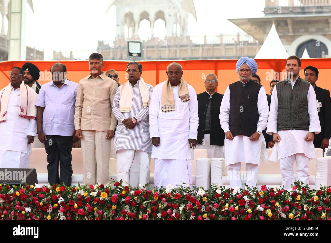 (G-D) Chef du CN Farooq Abdullah, Loktantrik Janata Dal Chef Sharad Yadav, Chef du NCP Sharad Pawar, Chef du Congrès Mallikarjun Kharge, Puducherry Premier Ministre V Narayanasamy, Karnataka Premier Ministre HD Kumaraswamy, Andhra Pradesh Premier Ministre N Chandrababu Devdarasaradamaka, ancien Premier Ministre HD Nadamadamaka, ancien Premier Ministre Naïda Nadamabaka, ancien Premier Ministre Ancien Premier ministre Manmohan Singh, Président du Congrès Rahul Gandhi et autres , à Albert Hall à Jaipur, Rajasthan , Inde , lundi 17 décembre 2018.(photo de Vishal Bhatnagar/NurPhoto) Banque D'Images