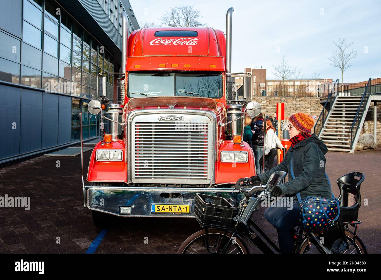 Sur 18 décembre, à Nimègue, pays-Bas. Aujourd’hui dans sa huitième année, le circuit de Noël en camion de Coca-Cola a ravie des milliers de visiteurs à travers le pays, et beaucoup plus de visiteurs devraient faire l’expérience de la magie en 2018. Cette année, en plus de célébrer la magie que la tournée des camions Coca-Cola apporte à Noël, chaque arrêt de la tournée des camions encouragera les consommateurs à recycler leurs canettes, Conformément à l'engagement mondial sans déchets de Coca-Cola de recueillir et de recycler une bouteille ou une canette pour chacune d'entre elles vendues d'ici l'an 2030. Souvent dit pour marquer le début officiel de Noël, et une caractéristique régulière de Banque D'Images