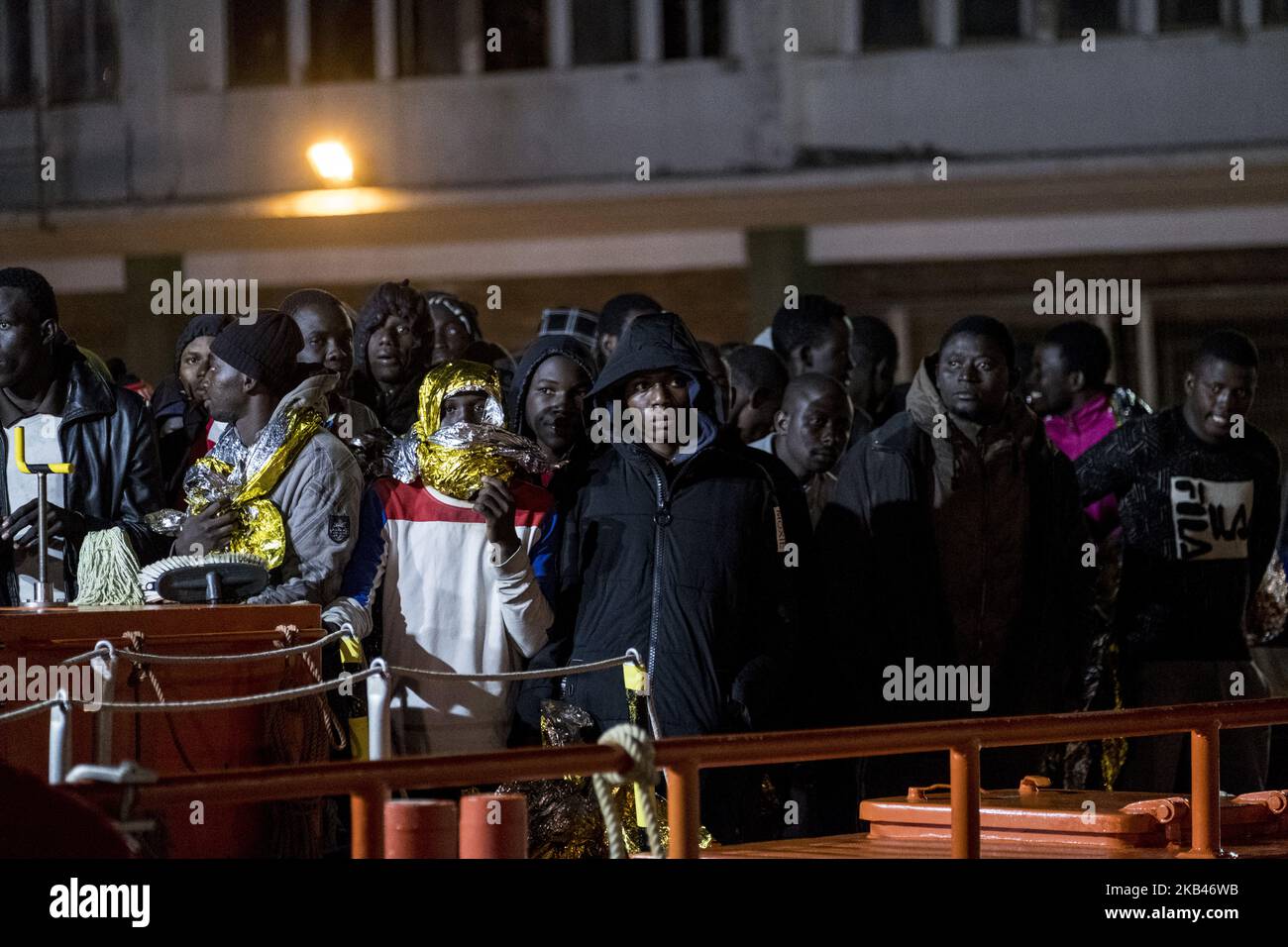 Un groupe de migrants secourus attend à bord du navire maritime espagnol avant d'être conduit à l'unité de soins de la Croix-Rouge. 18-12-2018, Malaga, Espagne. (Photo de Guillaume Pinon/NurPhoto) Banque D'Images