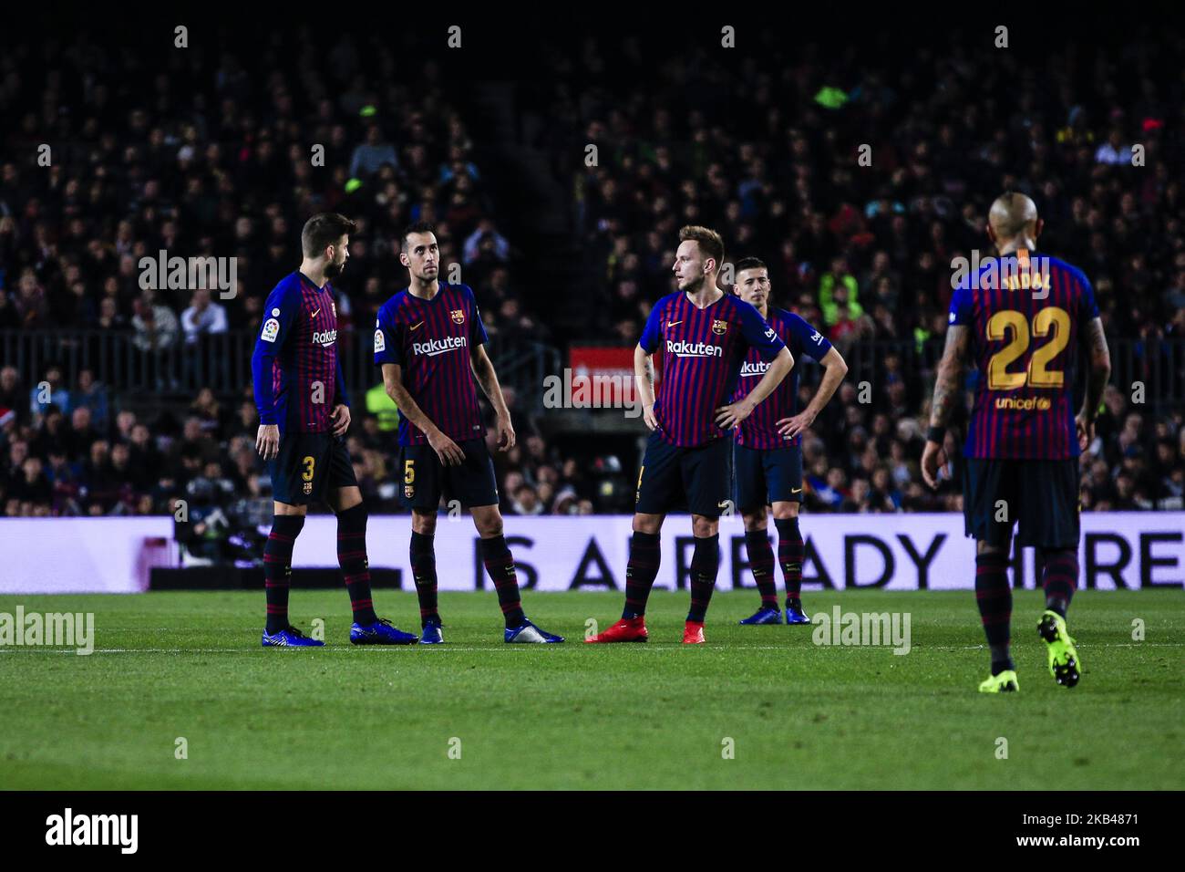 03 Gerard pique du FC Barcelone, 05 Sergio Busquets du FC Barcelone, Et 04 Ivan Rakitique du FC Barcelone parlant au milieu du match lors du championnat d'Espagne la Ligue de football match entre le FC Barcelone et Celta de Vigo sur 22 décembre 2018 au stade Camp Nou à Barcelone, Espagne. (Photo par Xavier Bonilla/NurPhoto) Banque D'Images