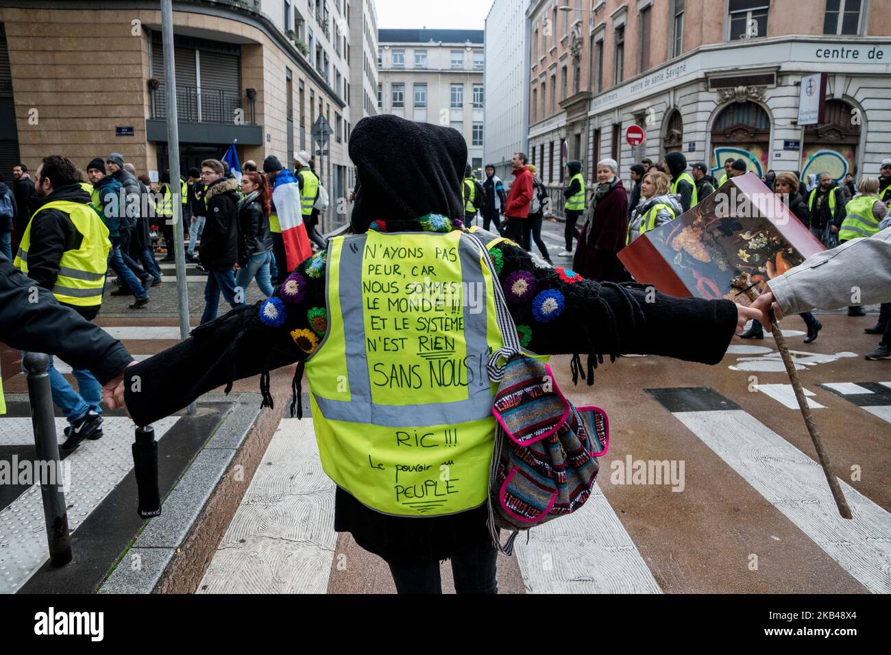 Sixième jour de la démonstration de Gilets Jaune (Yellow Vest) à Lyon, France, 22 décembre 2018. La manifestation s'est transformée en un affrontement avec la police et les manifestants ont tenté d'installer des barricades dans les rues de la ville avant d'être repoussés par la police avec du gaz lacrymogène. (Photo de Nicolas Liponne/NurPhoto) Banque D'Images