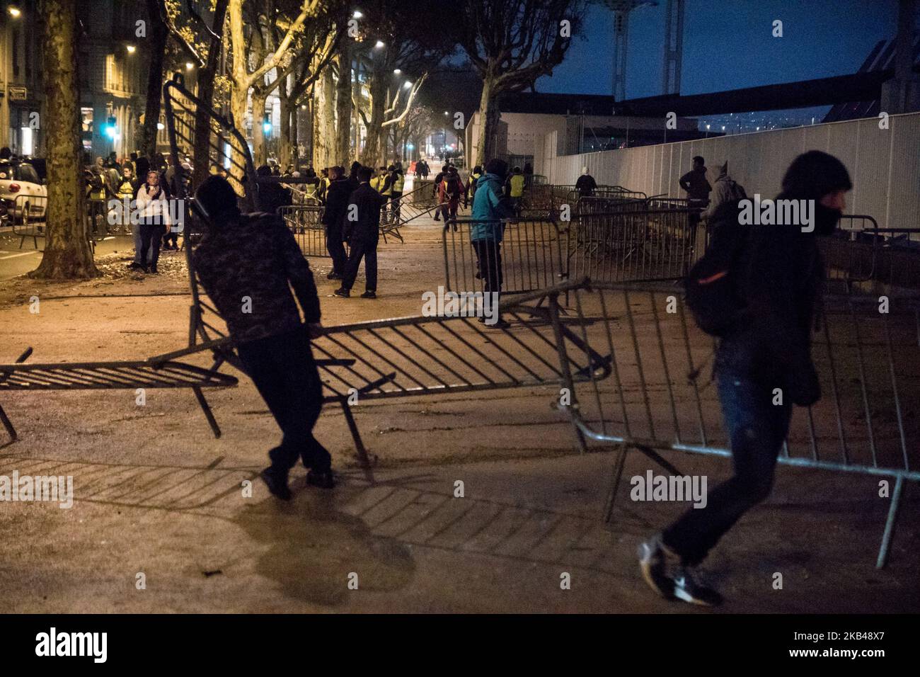 Sixième jour de la démonstration de Gilets Jaune (Yellow Vest) à Lyon, France, 22 décembre 2018. La manifestation s'est transformée en un affrontement avec la police et les manifestants ont tenté d'installer des barricades dans les rues de la ville avant d'être repoussés par la police avec du gaz lacrymogène. (Photo de Nicolas Liponne/NurPhoto) Banque D'Images