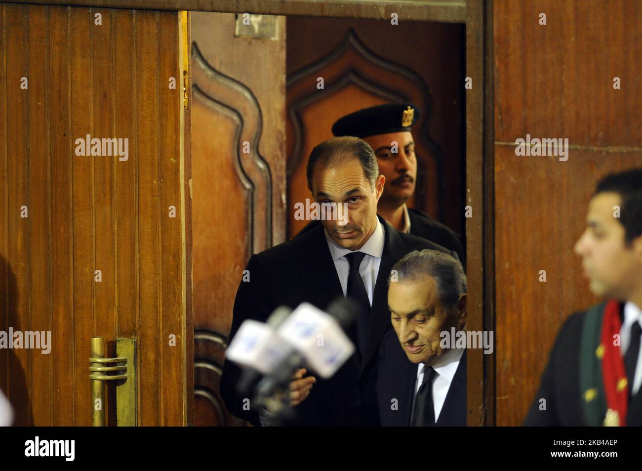 L'ancien président égyptien Hosni Moubarak (C, front), qui a été renversé à la suite d'un soulèvement populaire en 2011, est escorté par son fils (C, derrière) Gamal (L) comme il le témoigne lors d'une session dans le procès des membres des Frères musulmans, désormais interdits, pour avoir comploté des brises de JailBreaks et des attaques contre la police pendant le soulèvement de 2011, dans un palais de justice à roulement dans le sud du Caire, en Égypte, sur 26 décembre 2018. (Photo de Mohamed Mostafa/NurPhoto) Banque D'Images