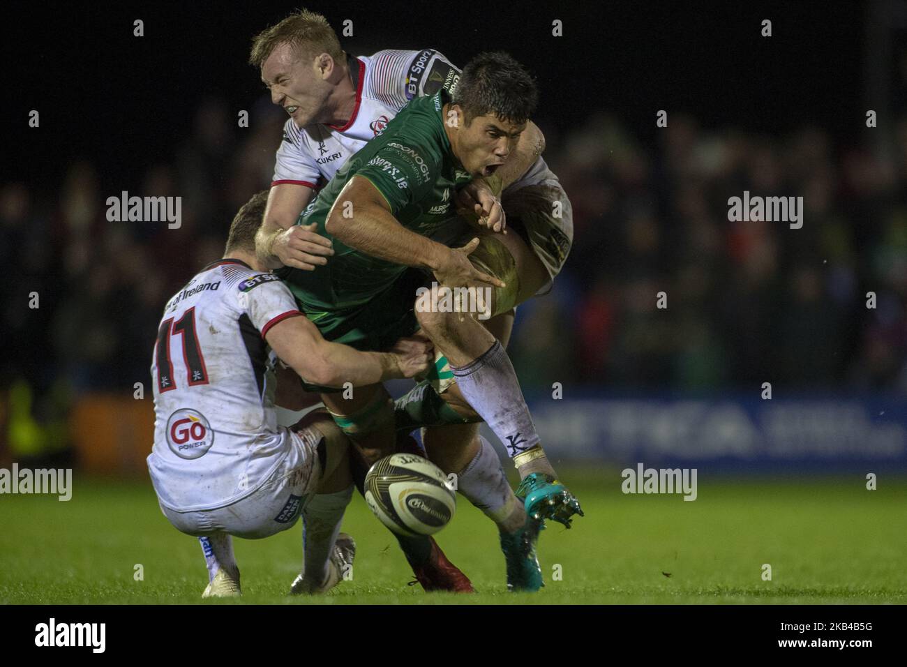 Jarrad Butler du Connacht affronté par Angus Kernohan et Kieran Treadwell d'Ulster lors du match Guinness PRO14 entre Connacht Rugby et Ulster Rugby au Sportsground de Galway, Irlande sur 28 décembre 2018 (photo par Andrew Surma/NurPhoto) Banque D'Images