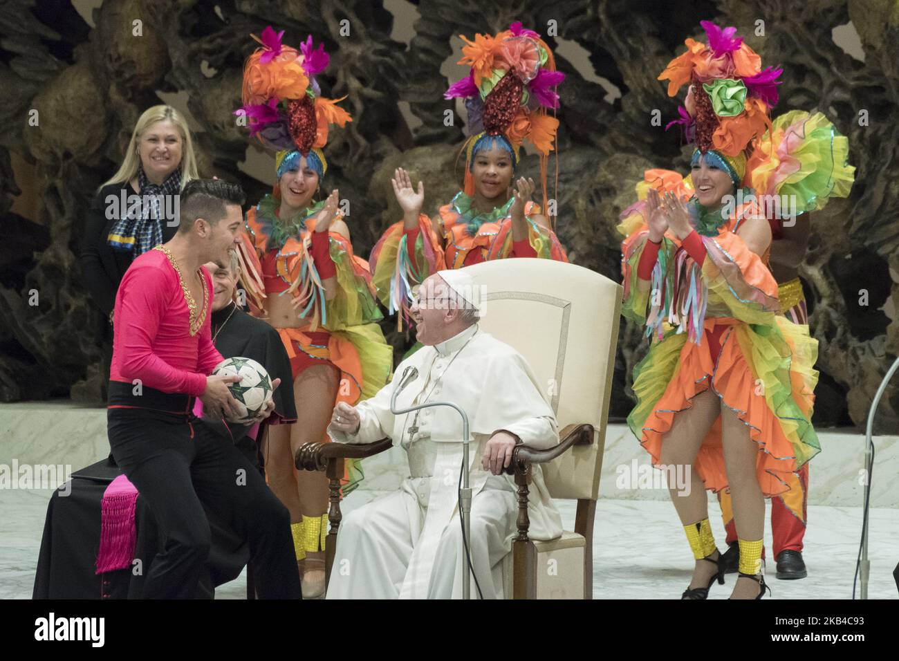 Le Pape François s'entretient avec un membre du Cirque de Cuba, lors de son audience générale hebdomadaire dans la salle du Pape Paul VI, au Vatican, le mercredi 2 janvier 2019. (Photo de Massimo Valicchia/NurPhoto) Banque D'Images