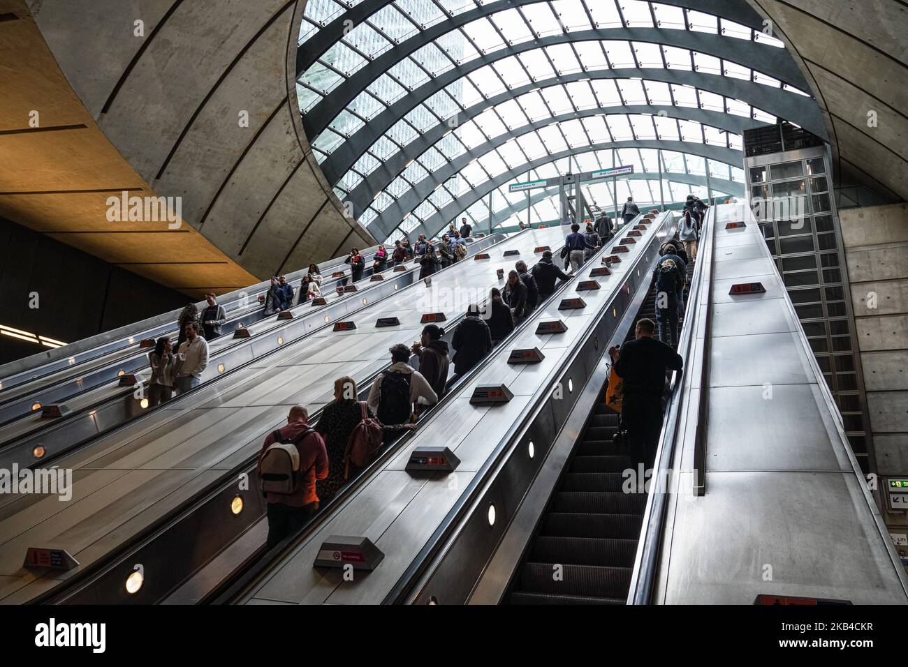 Personnes sur les escaliers roulants à Canary Wharf souterrain, station de métro Londres Angleterre Royaume-Uni Banque D'Images