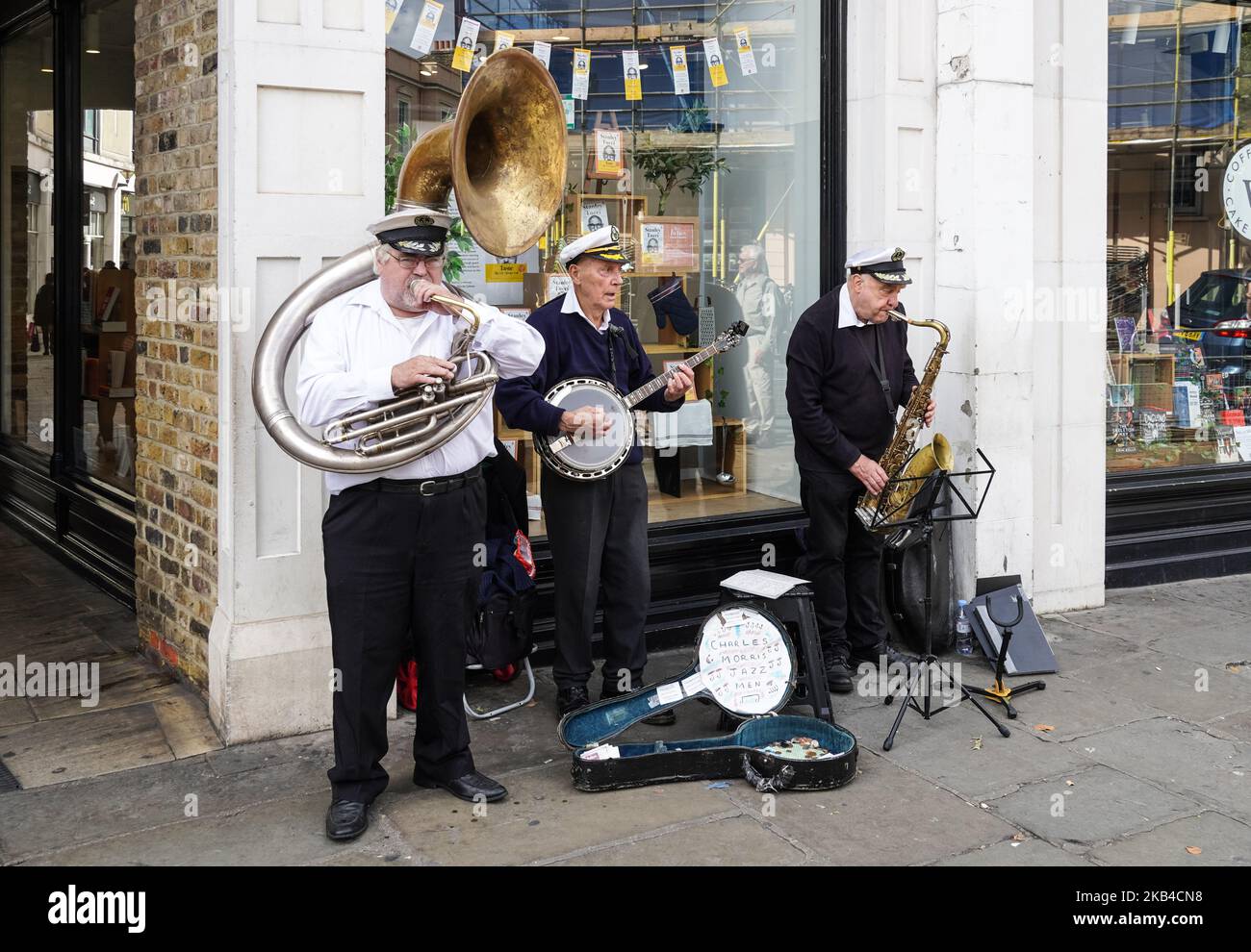 Musiciens de rue, groupe de rue avec banjo, saxophone et tuba à Londres, Angleterre Royaume-Uni Banque D'Images