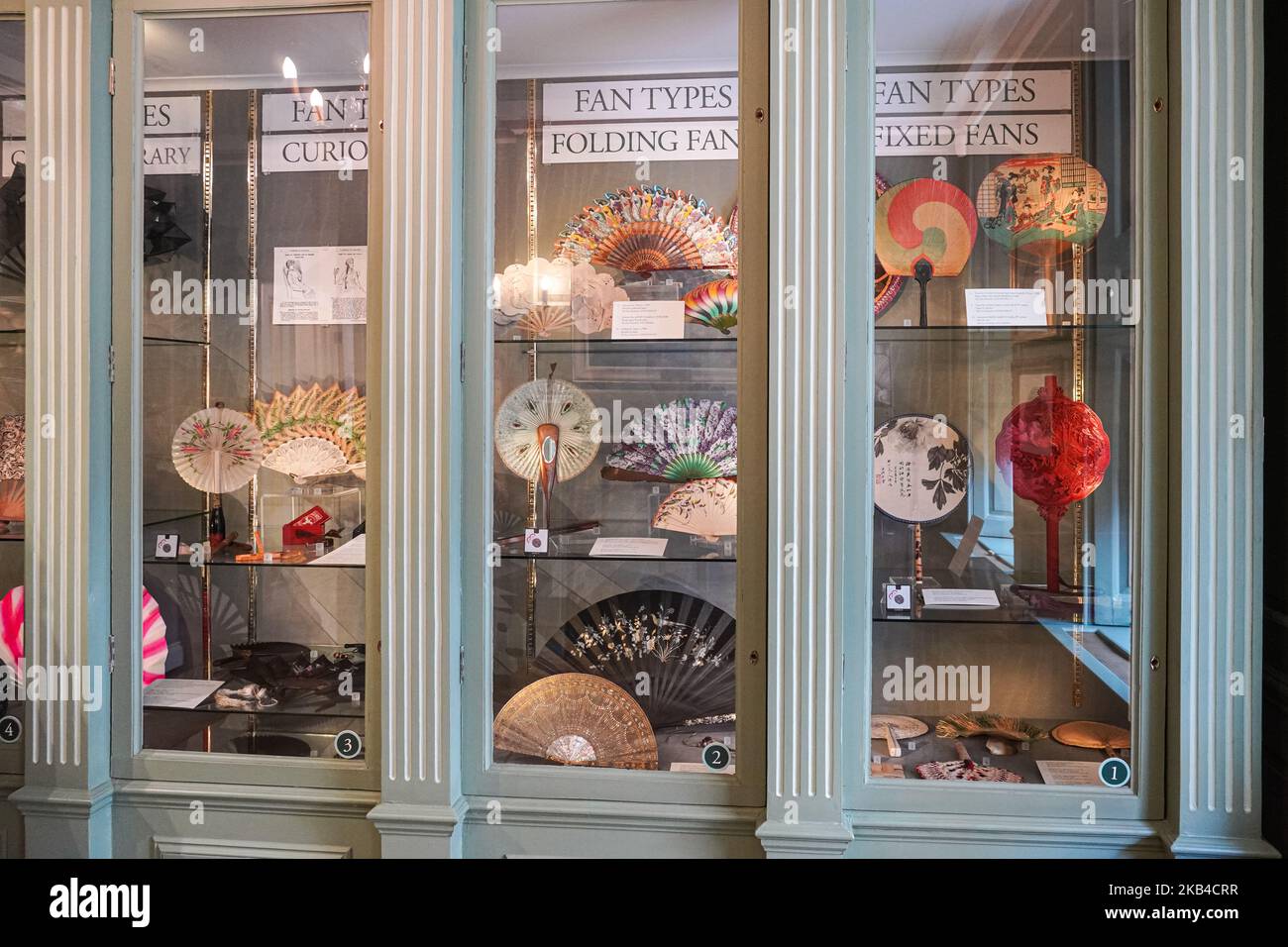 Des fans de main exposés au Fan Museum de Greenwich, Londres Angleterre Royaume-Uni Banque D'Images