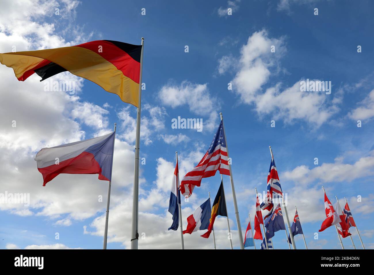 de nombreux drapeaux des nations volant pendant la réunion internationale Banque D'Images