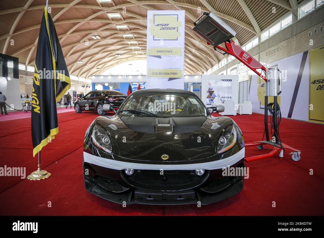 Une super-voiture Lotus est exposée dans une salle d'exposition lors du salon de l'auto de Téhéran 2019 au centre d'exposition international Shahr-e Aftab à Téhéran, en Iran, le 07 janvier 2019. (Photo de Rouzbeh Fouladi/NurPhoto) Banque D'Images