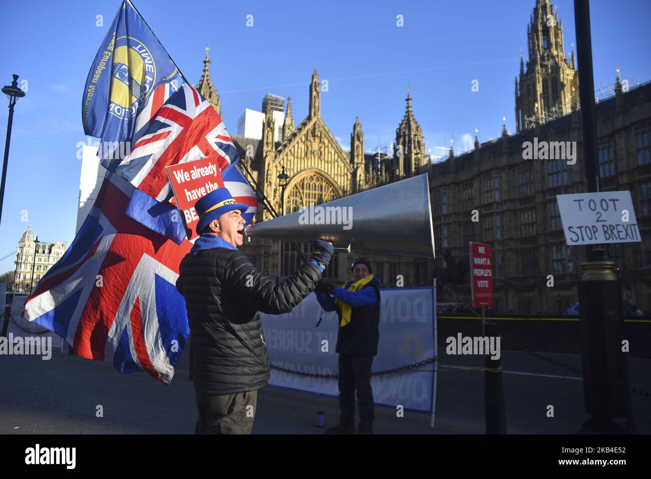 Steven Bray, militant anti-Brexit, tient un mégaphone alors qu'il proteste contre le Brexit, Londres sur 8 janvier 2019. (Photo par Alberto Pezzali/NurPhoto) Banque D'Images