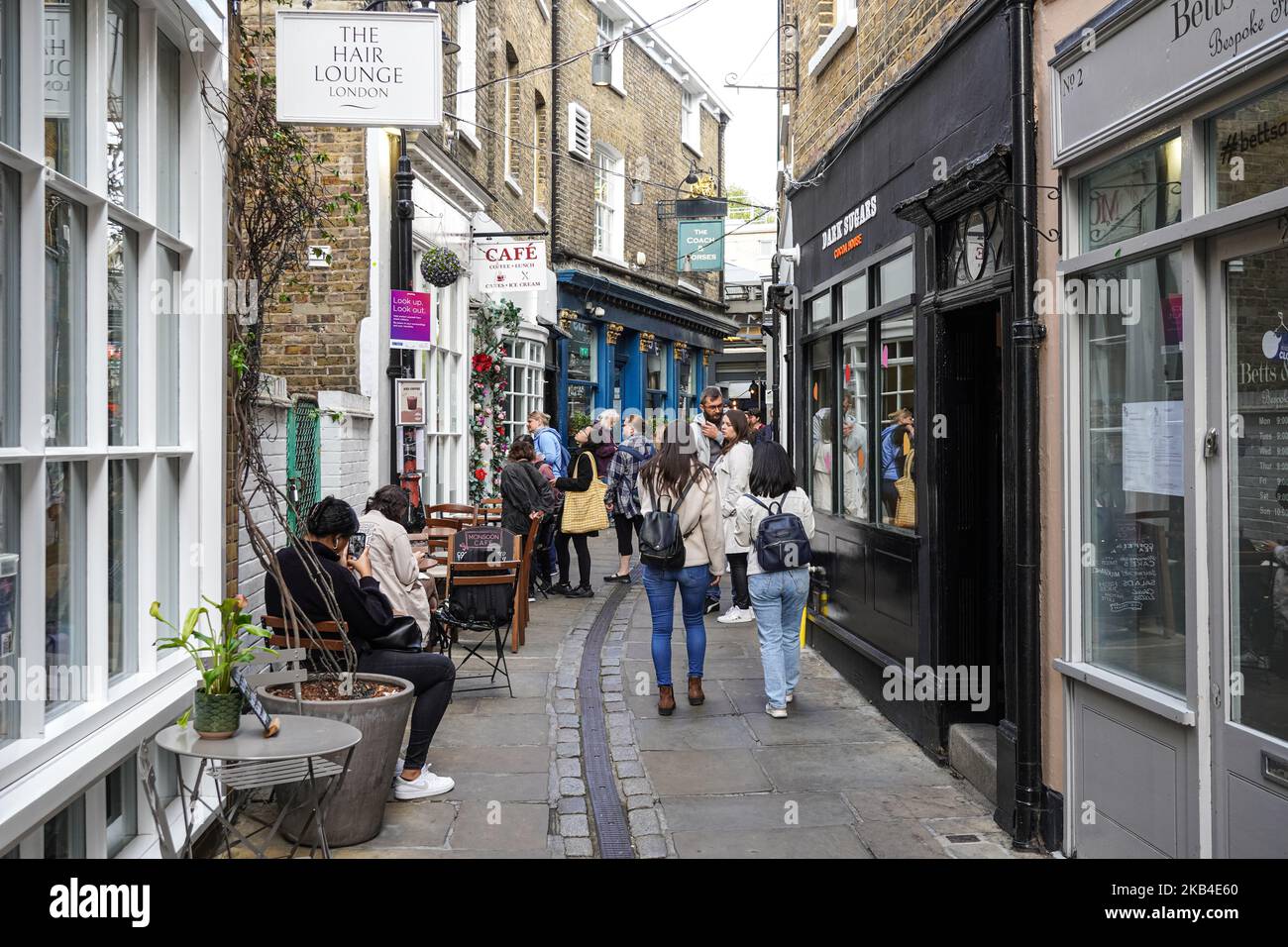 Touristes visitant les magasins et les cafés sur Turnpin Lane, rue étroite menant au marché de Greenwich, Londres Angleterre Royaume-Uni Banque D'Images