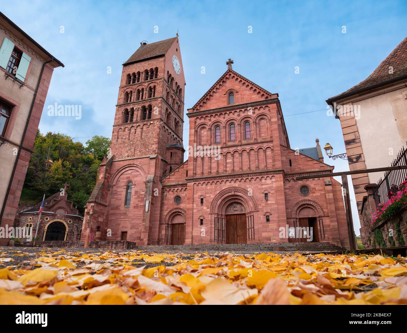 L'église catholique romaine de Saint-Pantaléon est un édifice néo-roman sacré de la période alsacienne romane tardive de 1882 Banque D'Images