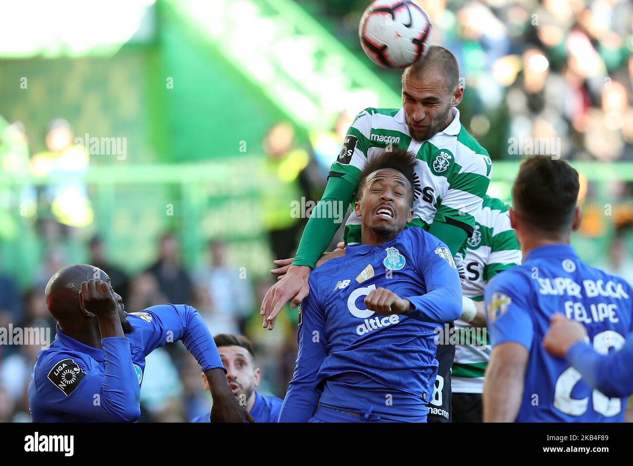 L'avant-poste du sport, le Bas Dost de Hollande, vit avec le défenseur brésilien de Porto, Eder Militao, lors du match de football de la Ligue portugaise, le sport CP contre le FC Porto au stade Alvadade de Lisbonne sur 12 janvier 2019. ( Photo par Pedro Fiúza/NurPhoto) Banque D'Images