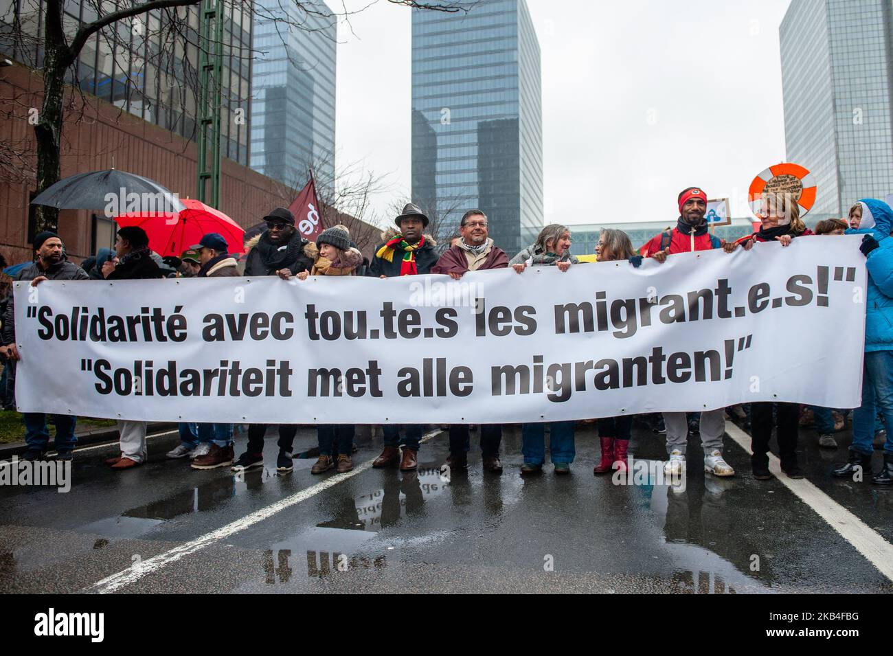 12 janvier, Bruxelles. Environ 2500 personnes ont pris les rues de Bruxelles pour protester contre les politiques anti-migratoires du gouvernement du Premier ministre Charles Michel, du ministre de l'intérieur Jan Jambon et de l'ancien secrétaire d'État à l'asile Theo Francken. Avec cette manifestation, ils exigent des condamnations systématiques de violences racistes, patriarcales et policières, la fin des opérations de police pour arrêter les migrants dans les lieux publics ou privés, la régularisation de tous les sans-papiers et l'ouverture de couloirs humanitaires pour tous les migrants arrivant en Belgique. (Photo par Romy Arroyo Fernandez/NurPhoto) Banque D'Images