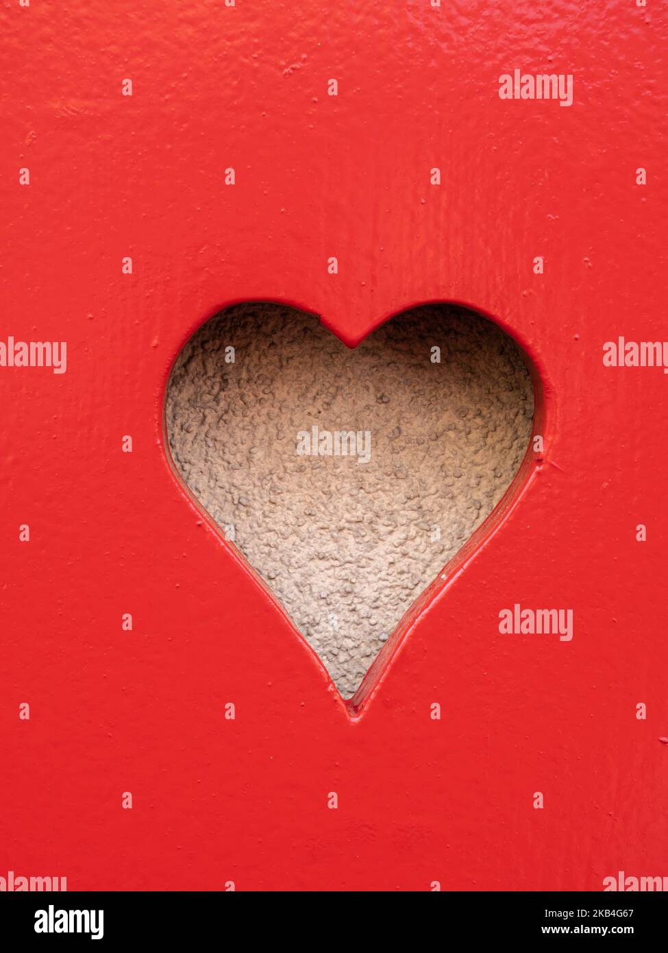 Un coeur sur une fenêtre fermée rouge en Alsace, France Banque D'Images