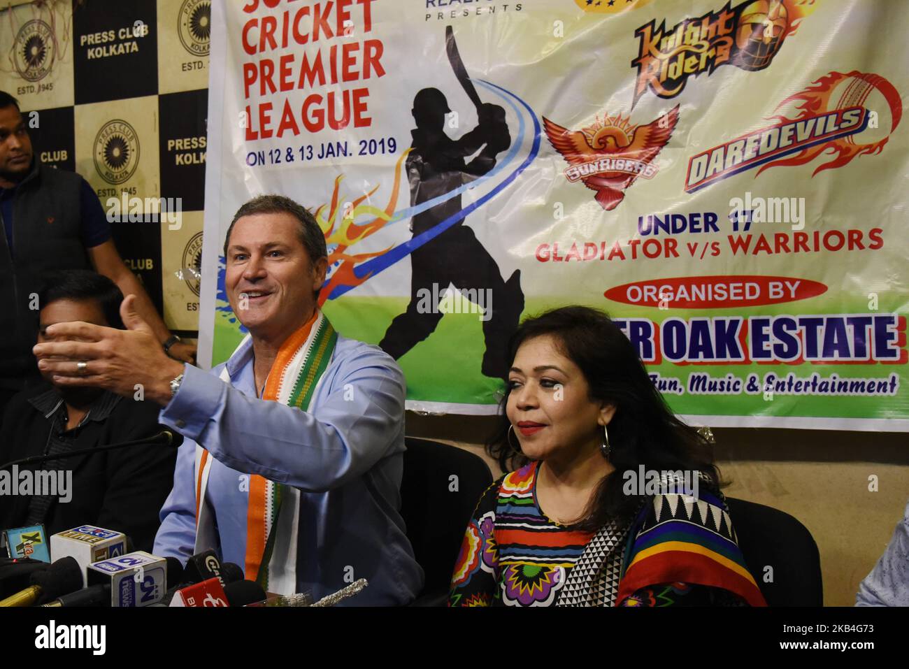 Ancien juge-arbitre de la CPI M. Simon Taufel par Silver Oak Estate Cricket Committee Along social Worker and Organizer Nilanjana Chakraborty à la rencontre de la presse.a souligné le rôle du cricket dans l'établissement de relations entre l'Inde et l'Australie, scénario actuel du cricket mondial, développements récents, Cricket Premier League by Silver Oak Estate Complex, Tournoi de cricket annuel pour soutenir les nécessiteux de la société, etc sur 14 janvier 2019 au club de presse de Kolkata à Kolkata, Inde. (Photo de Debajyoti Chakraborty/NurPhoto) Banque D'Images