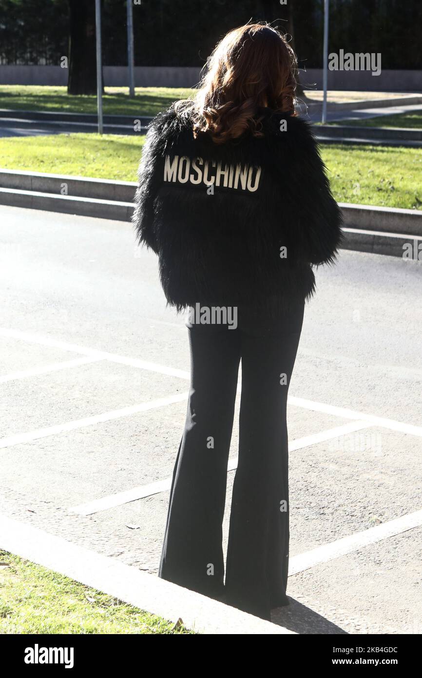 Une femme à la fourrure de Moschino est vue à l'extérieur du défilé de mode Emporio Armani pendant la semaine de la mode de Milan, sur 14 janvier 2019 (photo de Mairo Cinquetti/NurPhoto) Banque D'Images