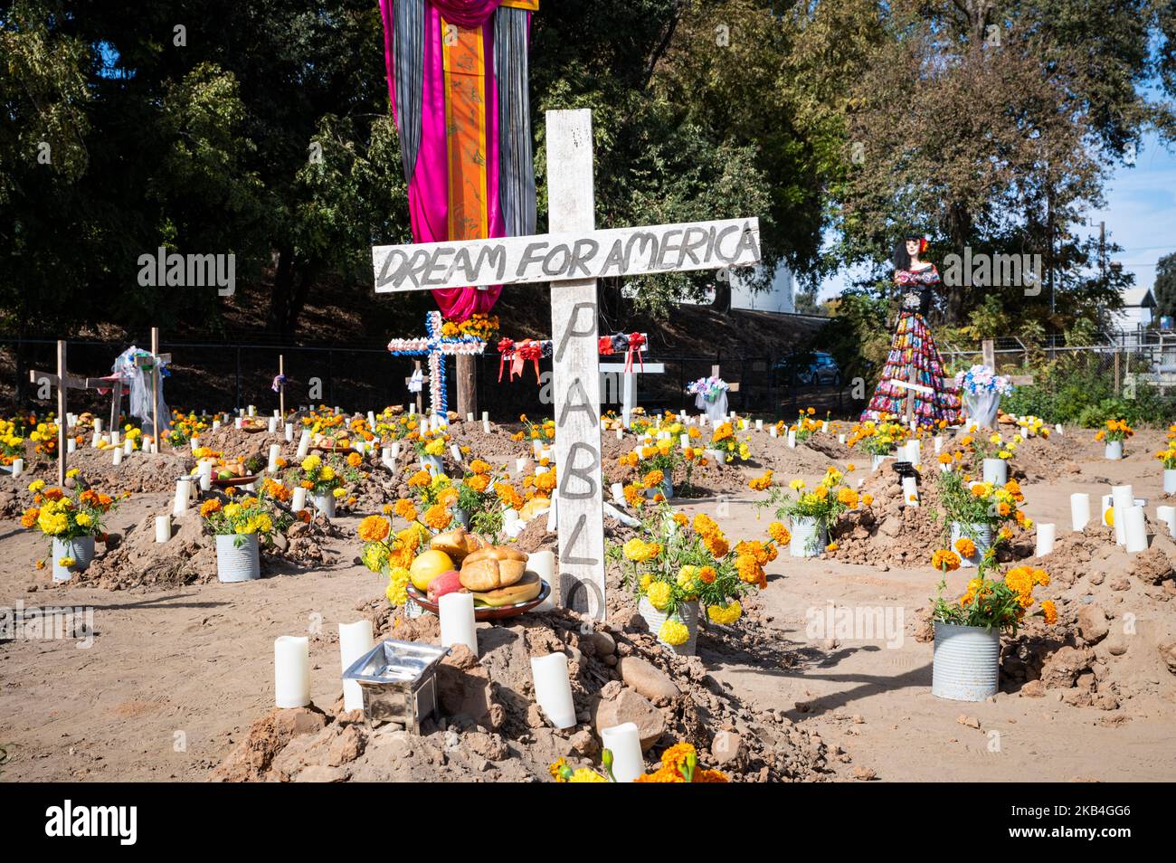Photo d'un cimetière décoratif créé pour une célébration Dia de los Muertos. Les marigolds, les bougies et les mannequins sont utilisés pour la décoration. Banque D'Images