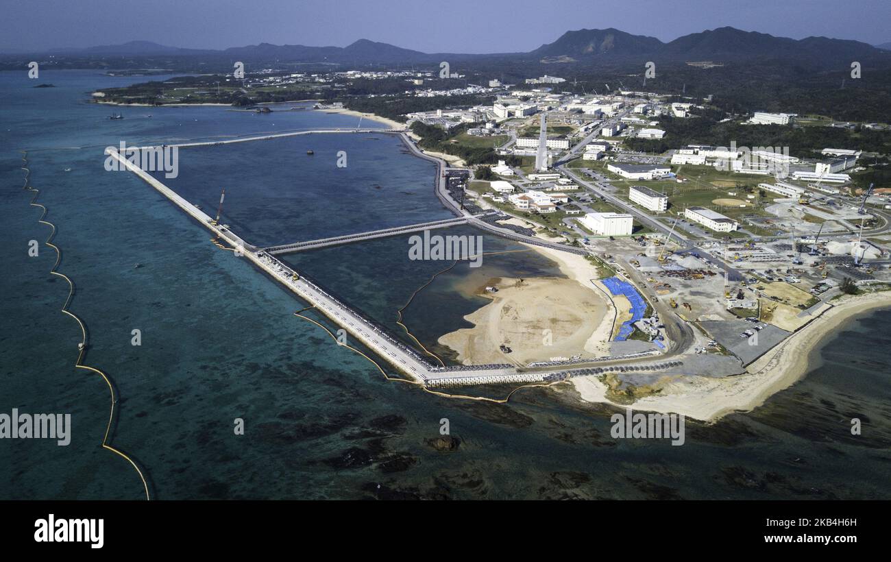 Dans cette image aérienne montre un travail de décharge préparant la zone pour le déplacement de la station aérienne de Futenma du corps des Marines des États-Unis dans le district de Henoko de Nago, préfecture d'Okinawa, Japon sur 15 janvier 2019.(photo de Richard Atrero de Guzman/NurPhoto) Banque D'Images