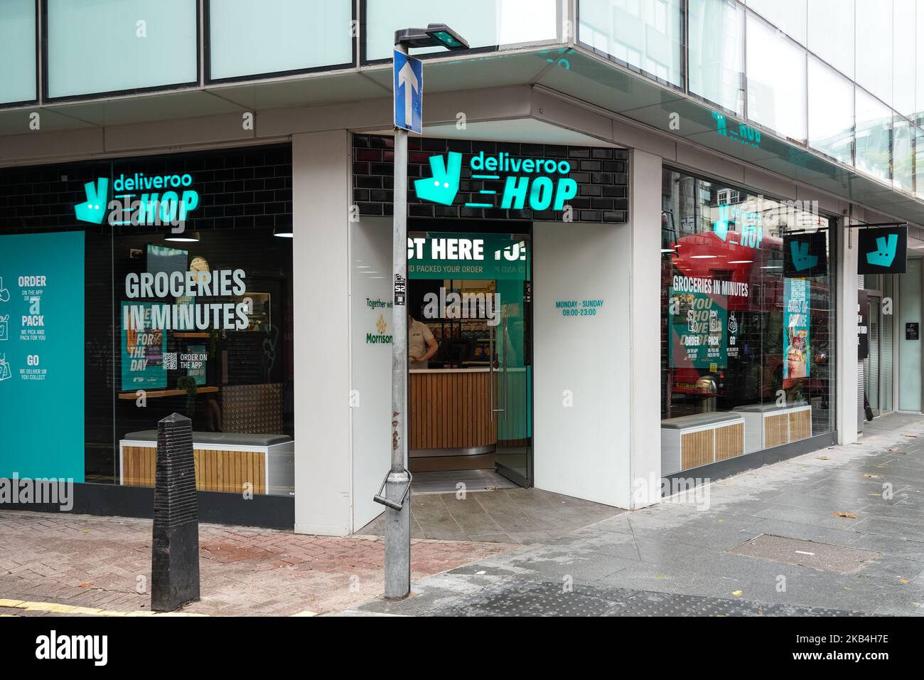 Deliveroo Hop Store sur New Oxford Street, Londres, Angleterre, Royaume-Uni, Royaume-Uni Banque D'Images