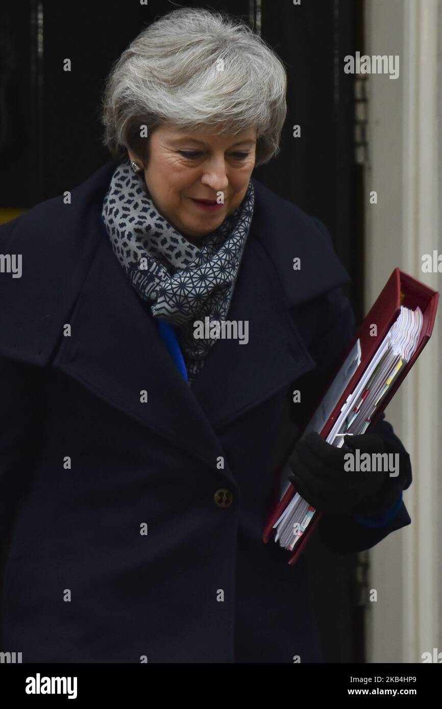 La première ministre britannique Theresa May quitte le 10 Downing Street  pour assister à la session des questions du Premier ministre (PMQ), après  avoir subi une défaite majeure au Parlement, à la