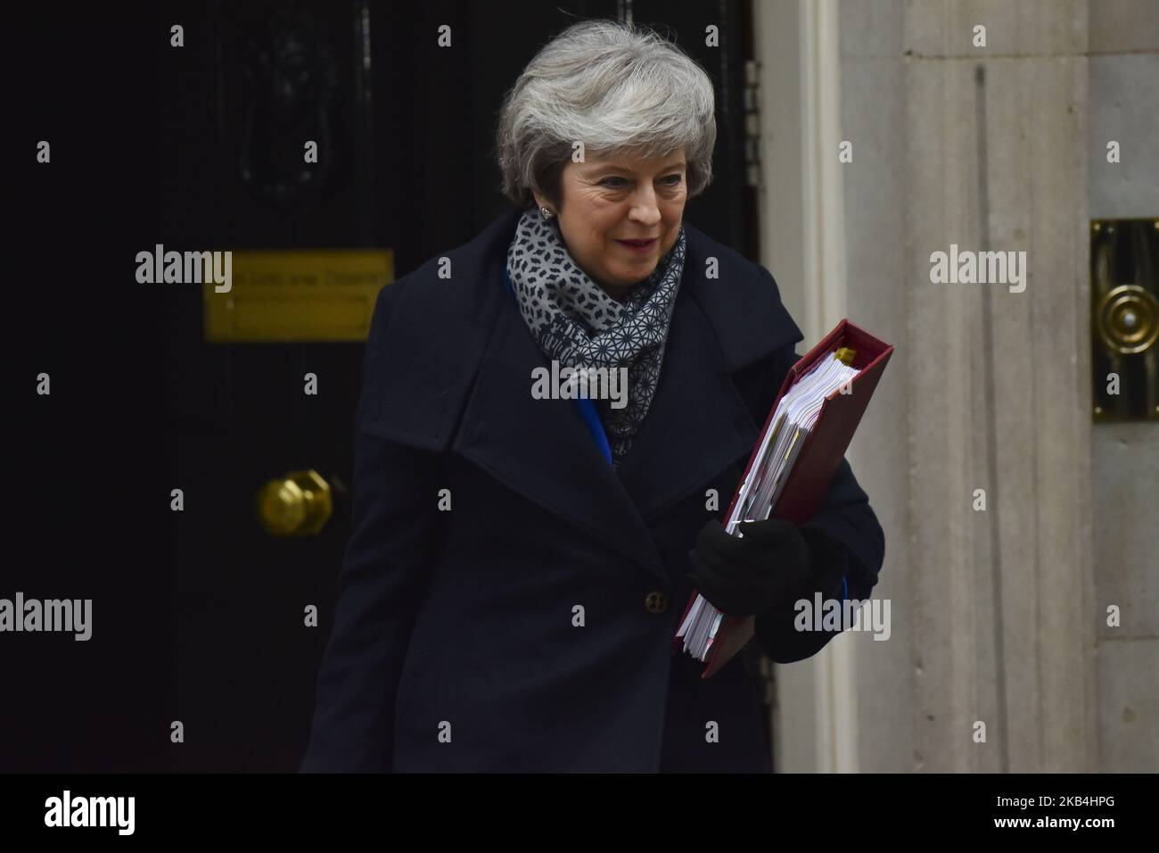 La première ministre britannique Theresa May quitte le 10 Downing Street pour assister à la session des questions du Premier ministre (PMQ), après avoir subi une défaite majeure au Parlement, à la suite de son accord sur le Brexit à Londres, au Royaume-Uni, sur 16 janvier 2019. Le gouvernement britannique se trouve à la croisée des chemins la plus dangereuse depuis des décennies, après que le Parlement ait catégoriquement rejeté l'accord de May sur le Brexit et l'a laissée faire face à un vote inconfortable pour renverser son gouvernement. (Photo par Alberto Pezzali/NurPhoto) Banque D'Images