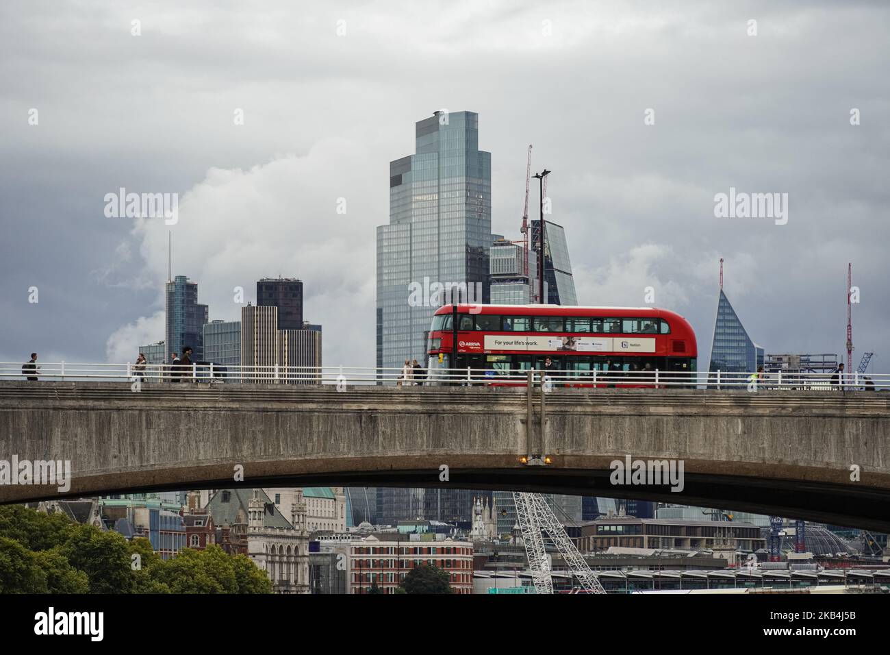 Bus sur le pont de Waterloo avec les gratte-ciels de la City de Londres en arrière-plan, Londres Angleterre Royaume-Uni Banque D'Images