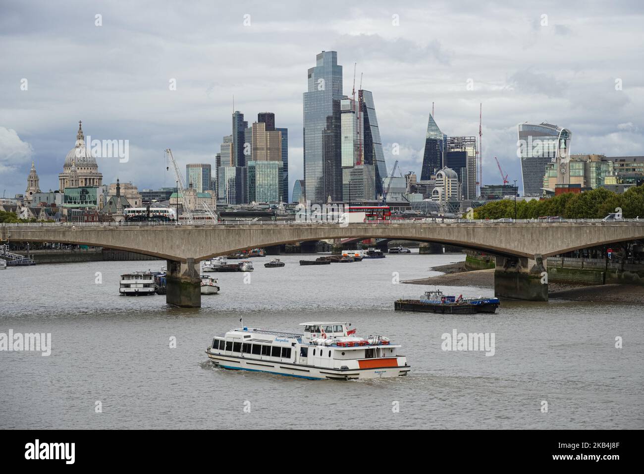 La ville de Londres avec la Tamise et le pont de Waterloo, Londres Angleterre Royaume-Uni Banque D'Images