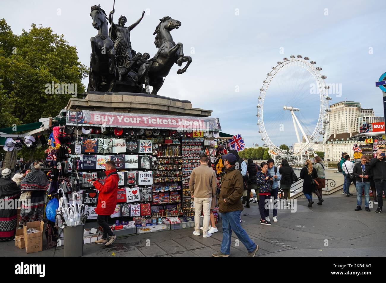Touristes à côté de Boadicea et ses filles sculpture sur le pont de Westminster, Londres Angleterre Royaume-Uni Banque D'Images