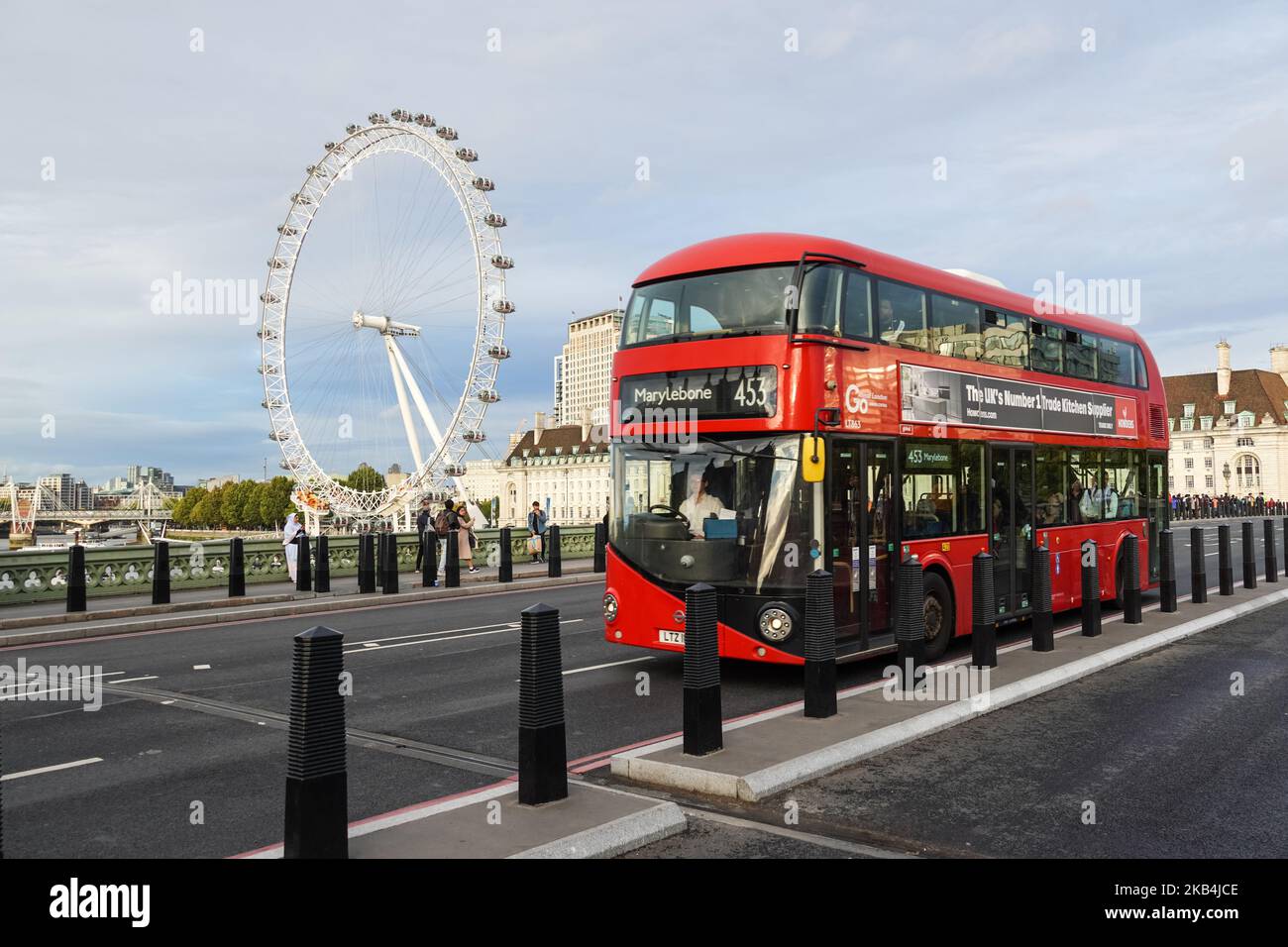 Un bus à impériale de Westminster Bridge London Eye avec en arrière-plan, Londres Angleterre Royaume-Uni UK Banque D'Images