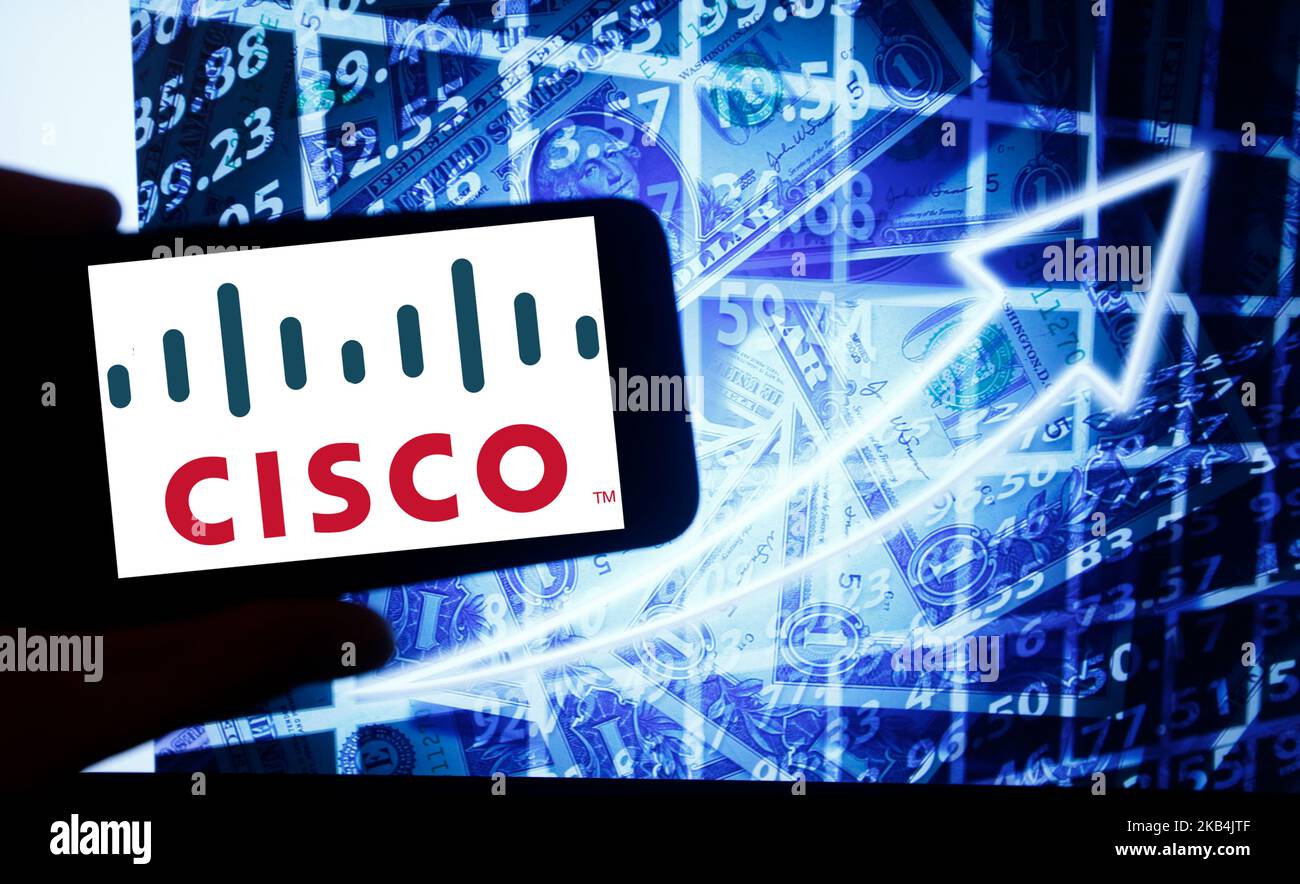 Le logo de Cisco Systems est visible sur un écran de smartphone à côté d'un écran avec une illustration du marché boursier. Cisco est répertorié dans Nasdaq. Le Nasdaq est la deuxième plus grande bourse au monde après la Bourse de New York. (Photo par Alexander Pohl/NurPhoto) Banque D'Images