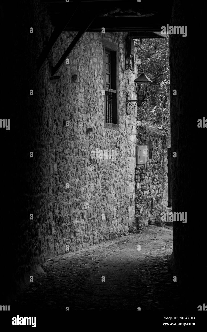 Un voyant à la fin d'une ruelle dans une vieille rue en Espagne Banque D'Images