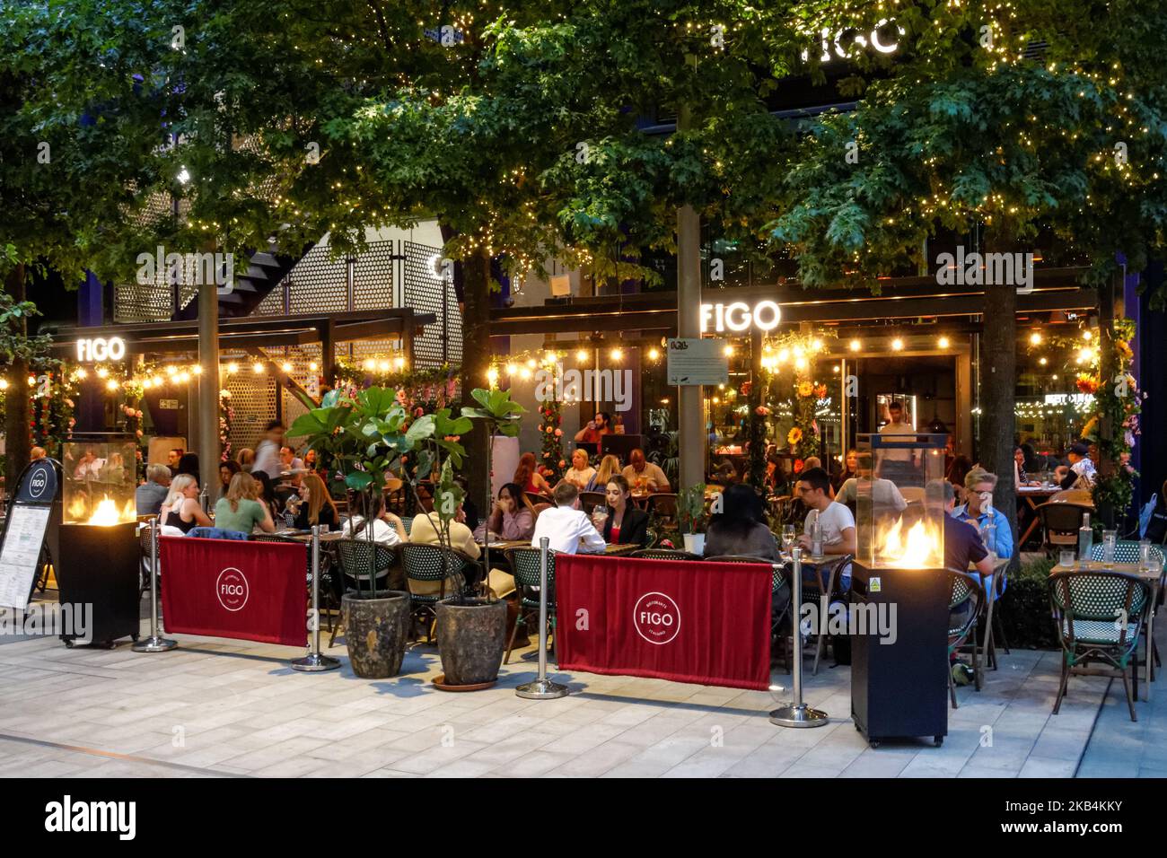 Personnes dînant à l'extérieur du restaurant Figo à Stratford, Londres, Angleterre Royaume-Uni Banque D'Images